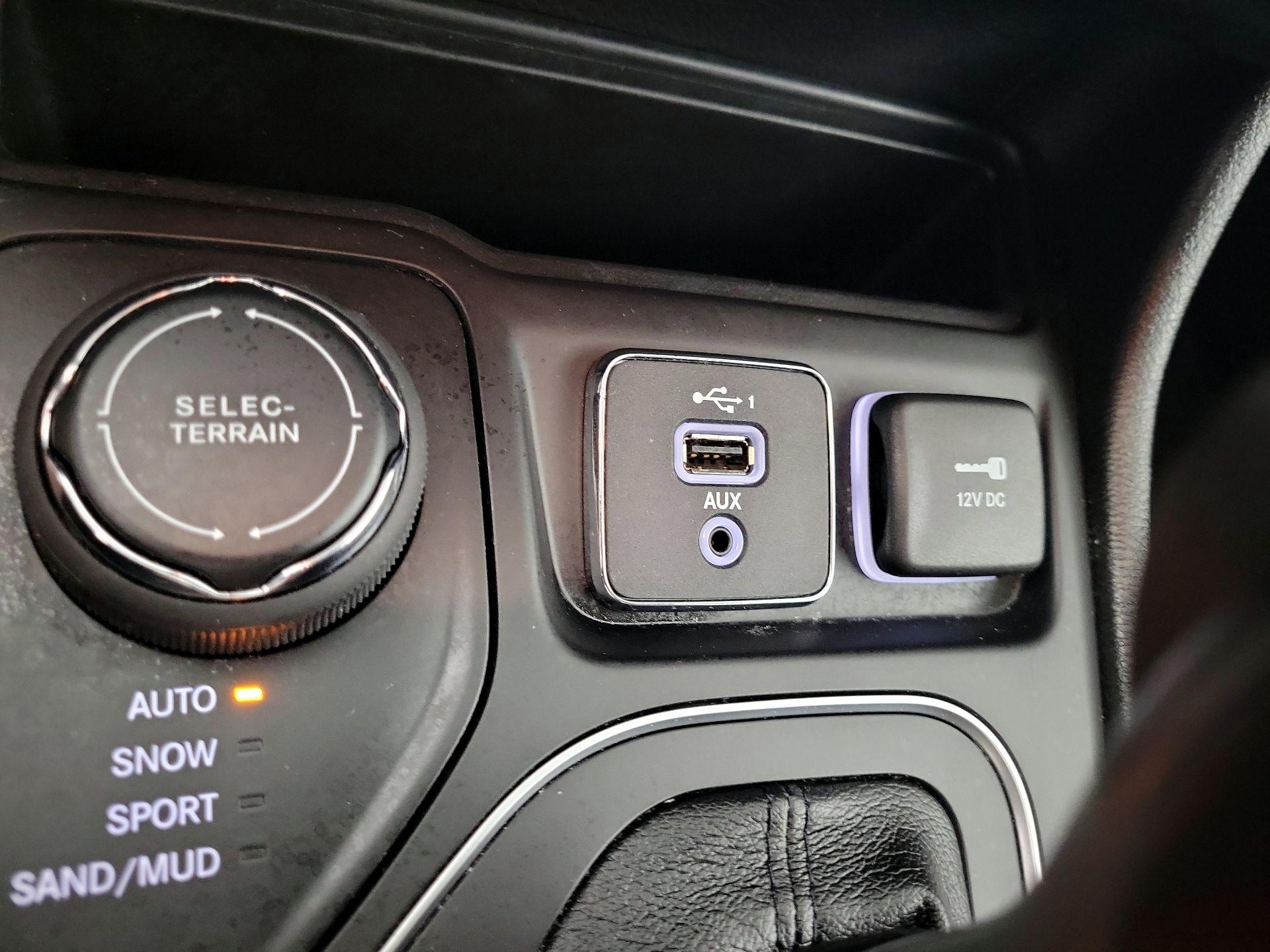 Thumbnail: 2021 Jeep Cherokee - 16