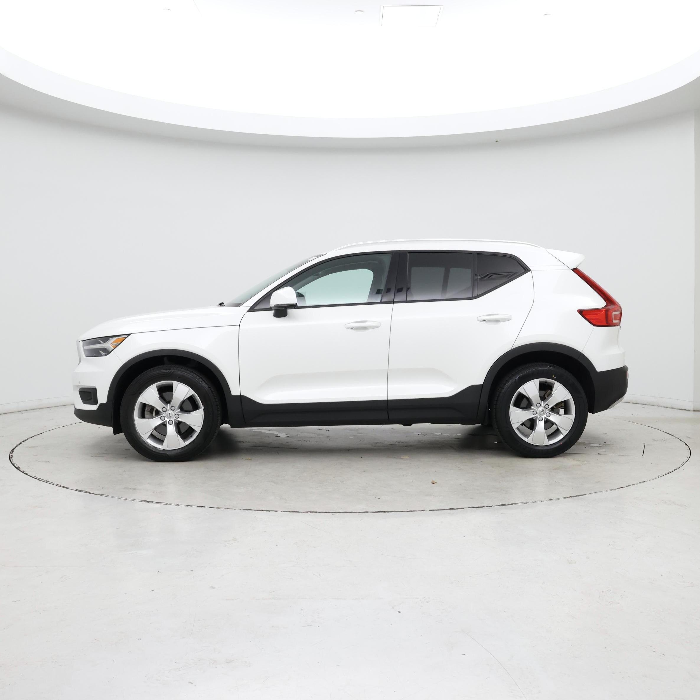 Thumbnail: 2022 Volvo XC40 - 3