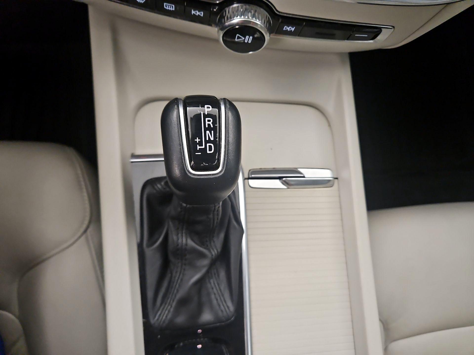 Thumbnail: 2020 Volvo S60 - 17