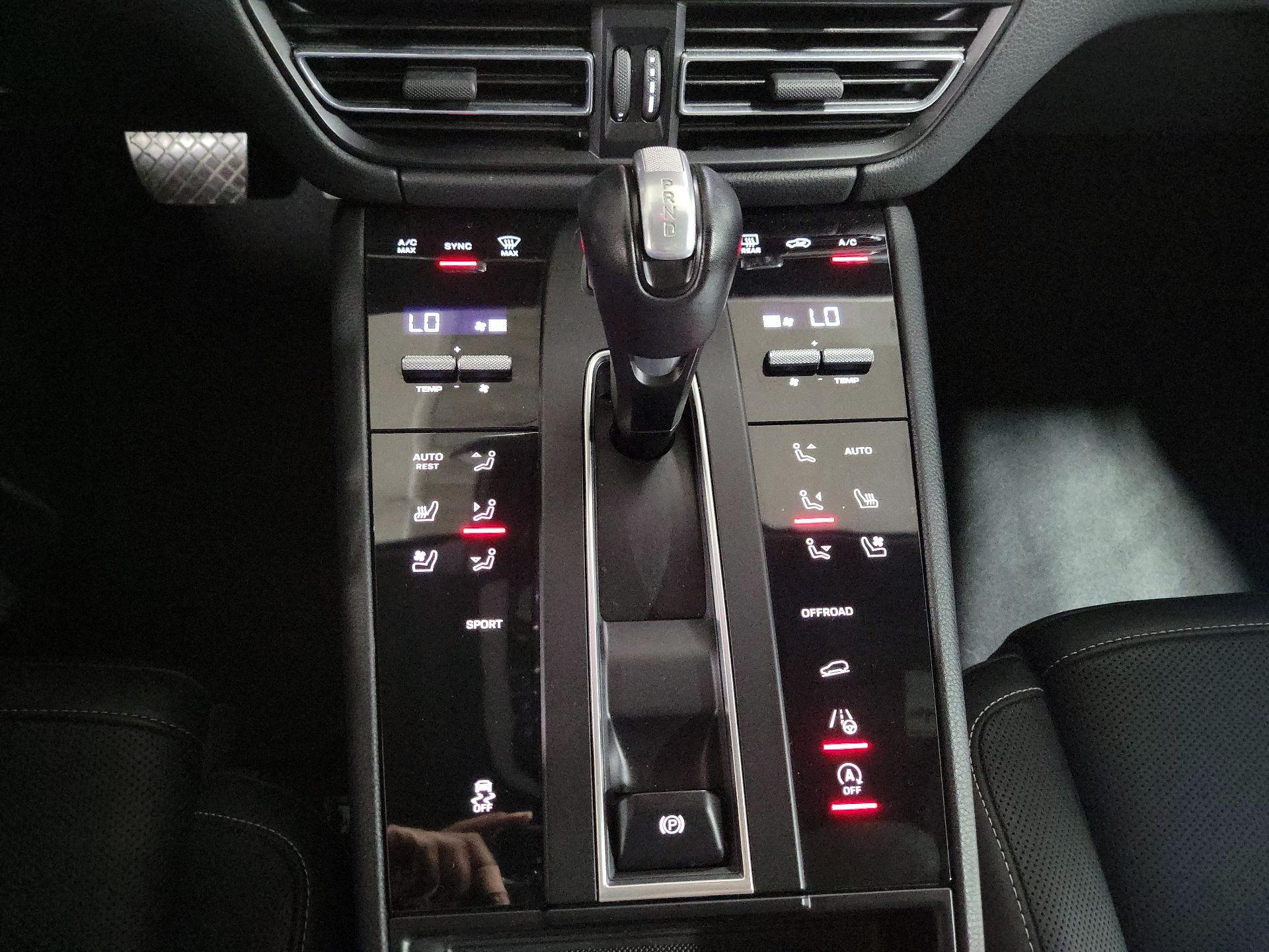 Thumbnail: 2022 Porsche Macan - 18