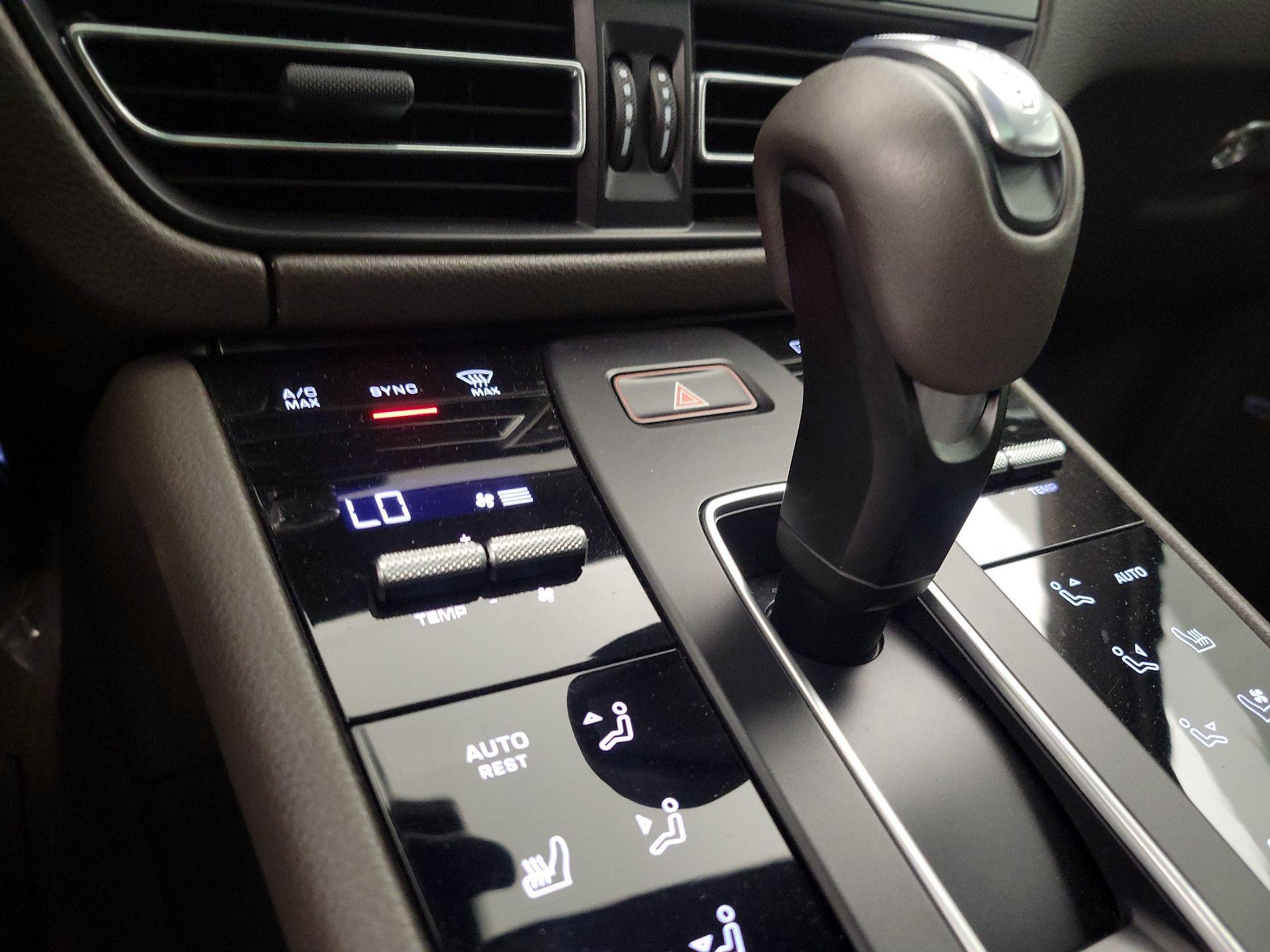 Thumbnail: 2022 Porsche Macan - 18