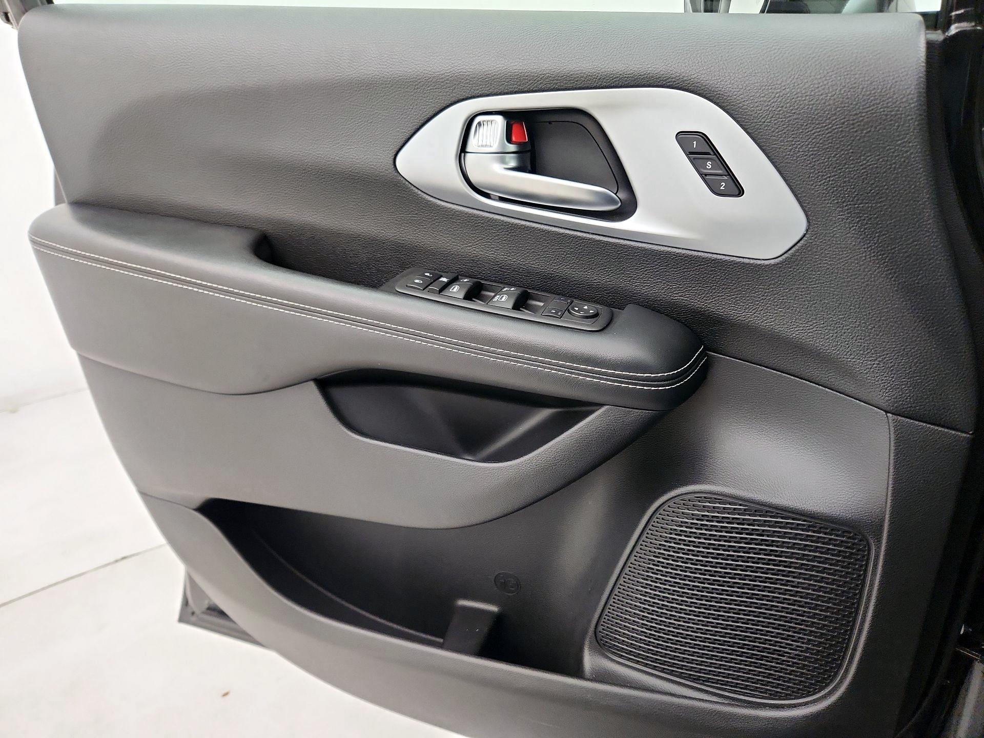 Thumbnail: 2021 Chrysler Pacifica - 12