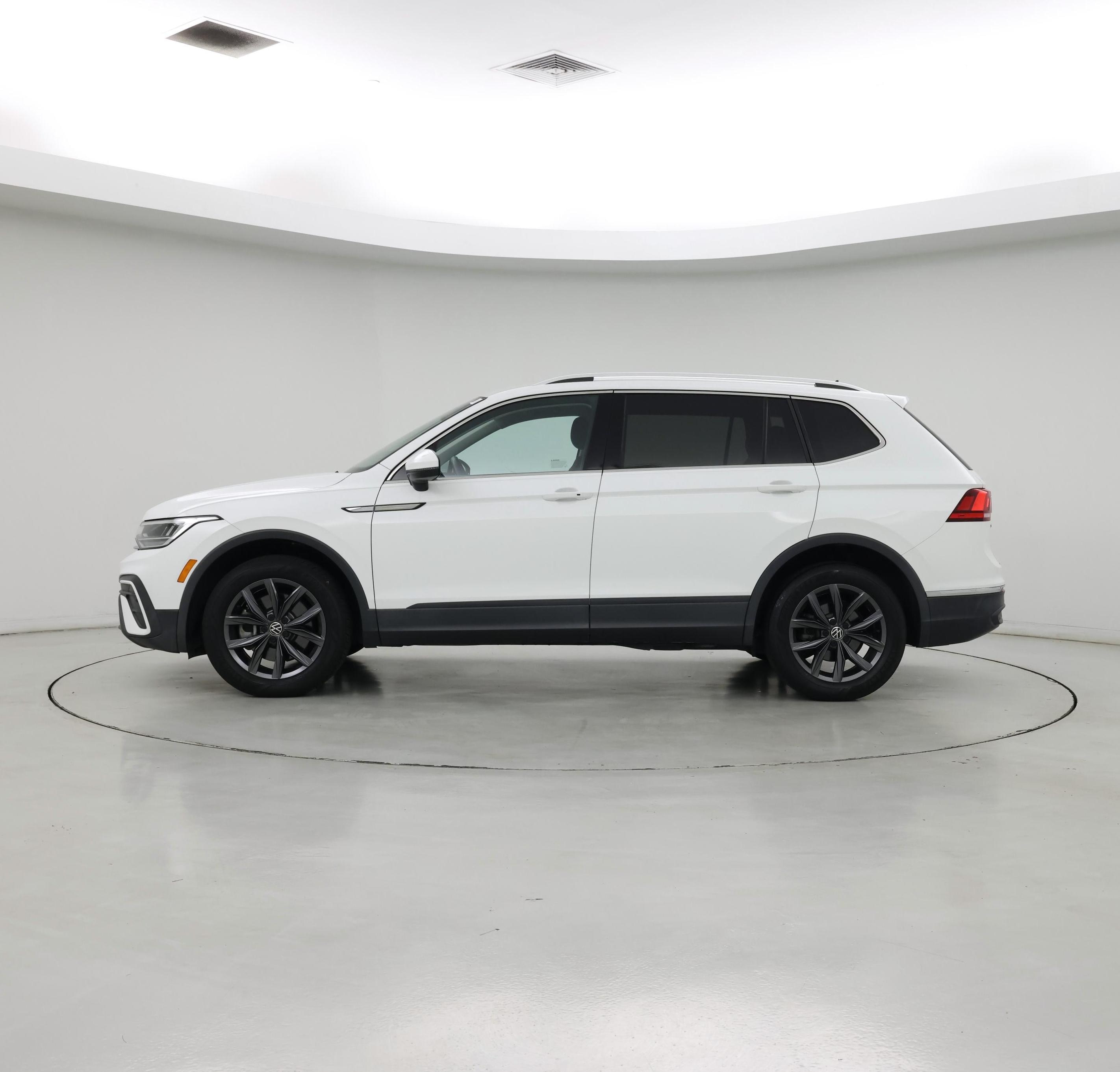 Thumbnail: 2022 Volkswagen Tiguan - 3
