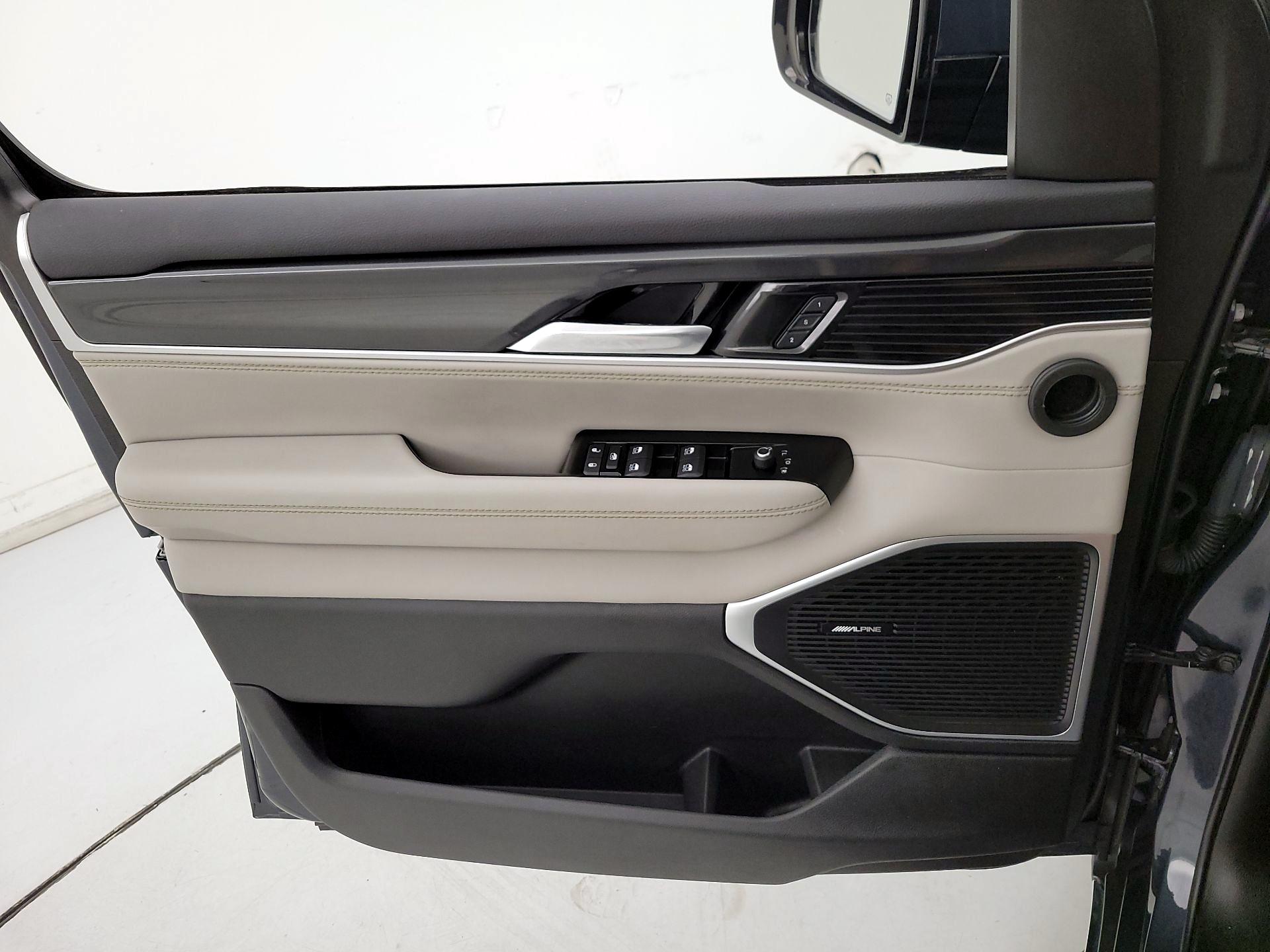 Thumbnail: 2022 Jeep Wagoneer - 12