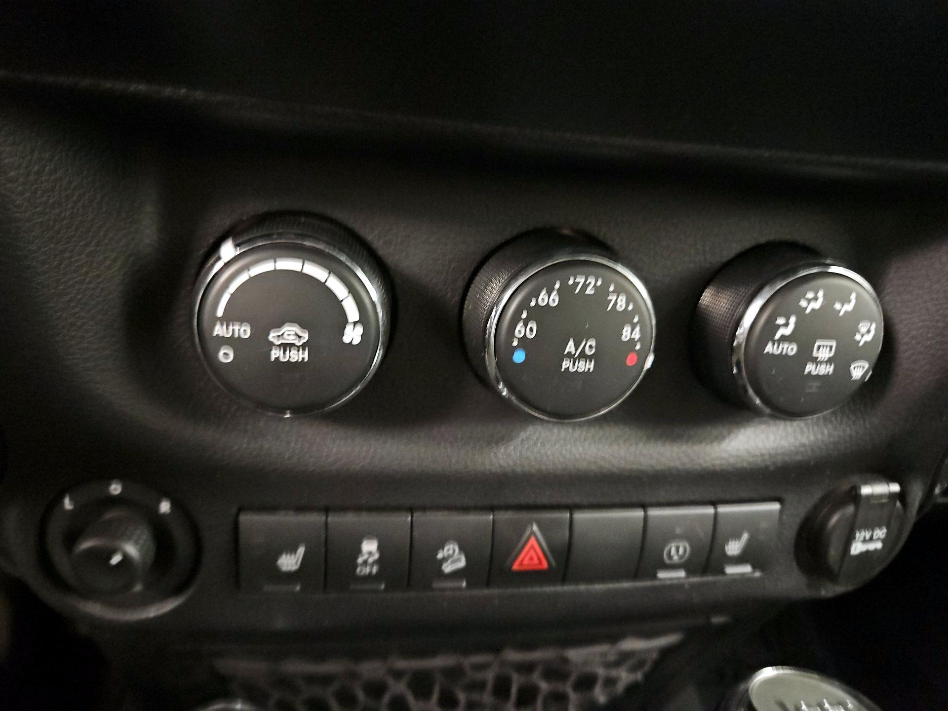 Thumbnail: 2015 Jeep Wrangler - 15