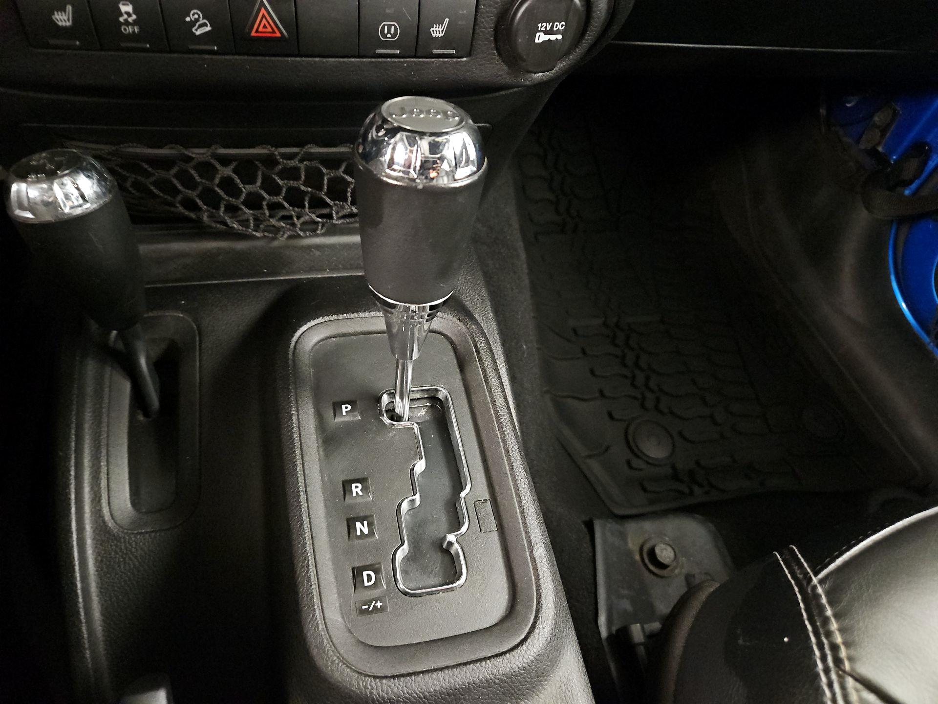 Thumbnail: 2015 Jeep Wrangler - 16