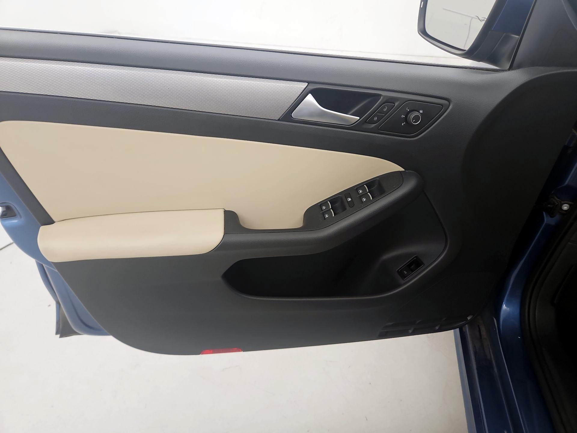 Thumbnail: 2015 Volkswagen Jetta - 12