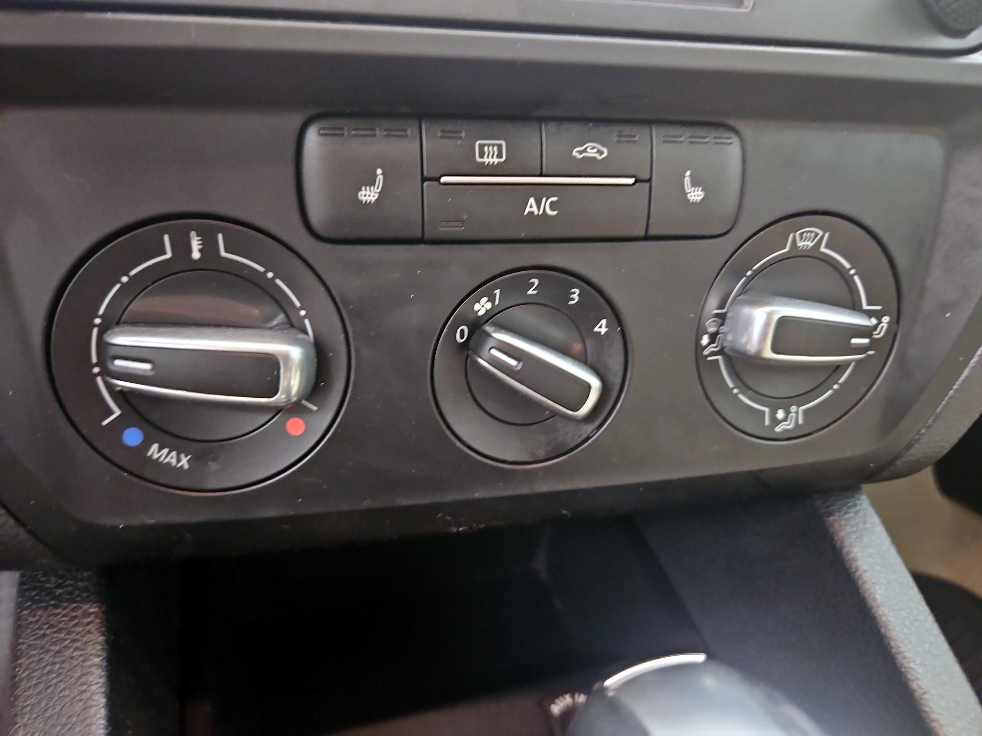 Thumbnail: 2015 Volkswagen Jetta - 16