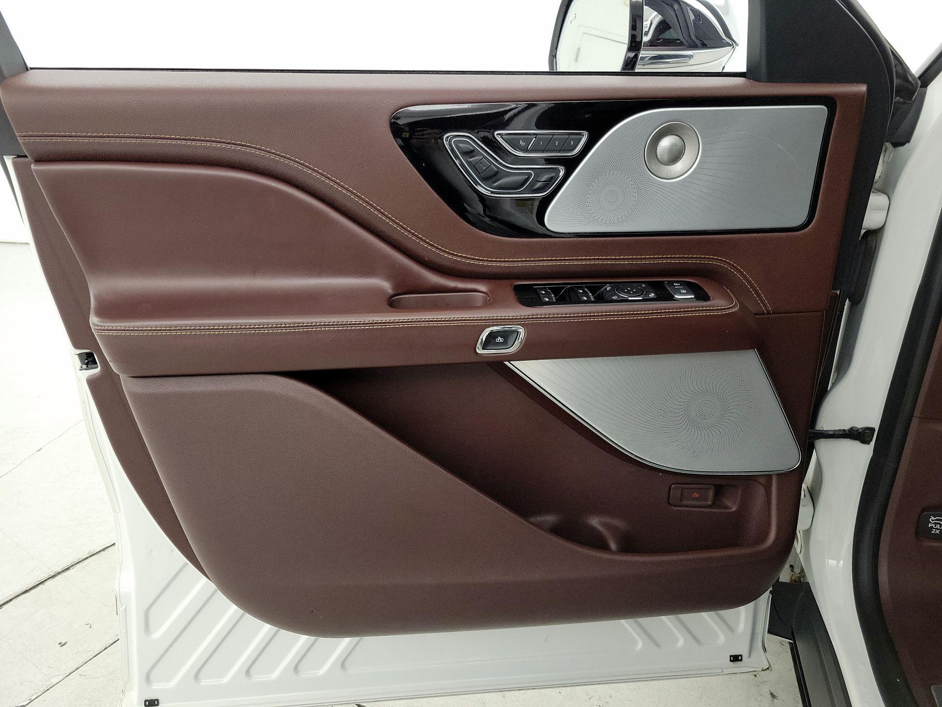Thumbnail: 2020 Lincoln Aviator - 12