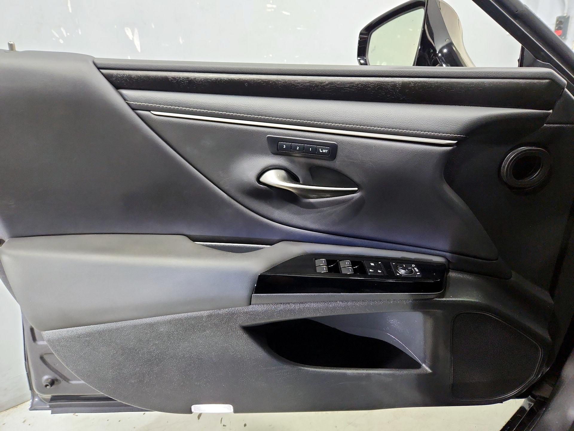 Thumbnail: 2022 Lexus ES - 12