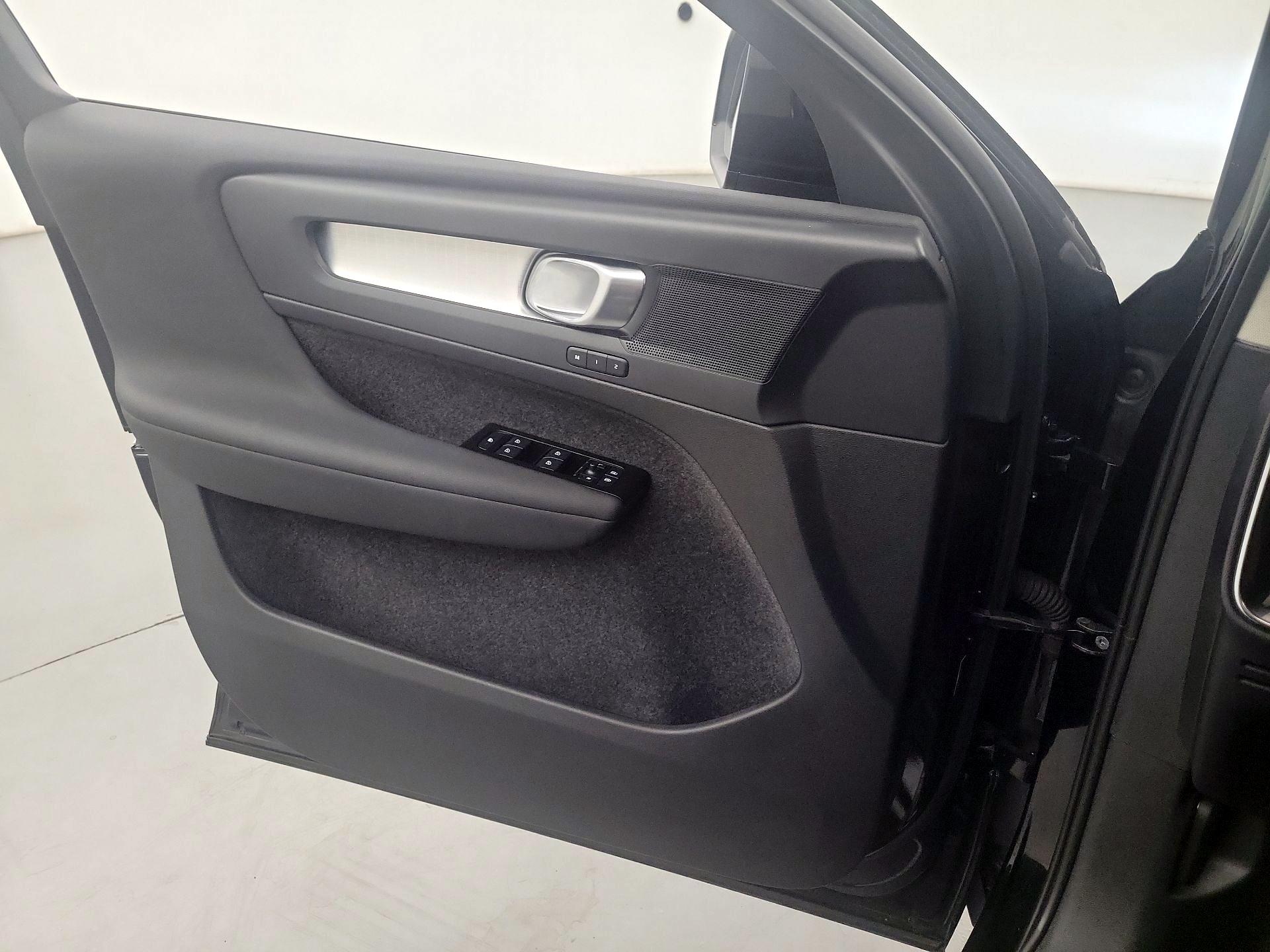 Thumbnail: 2022 Volvo XC40 - 12