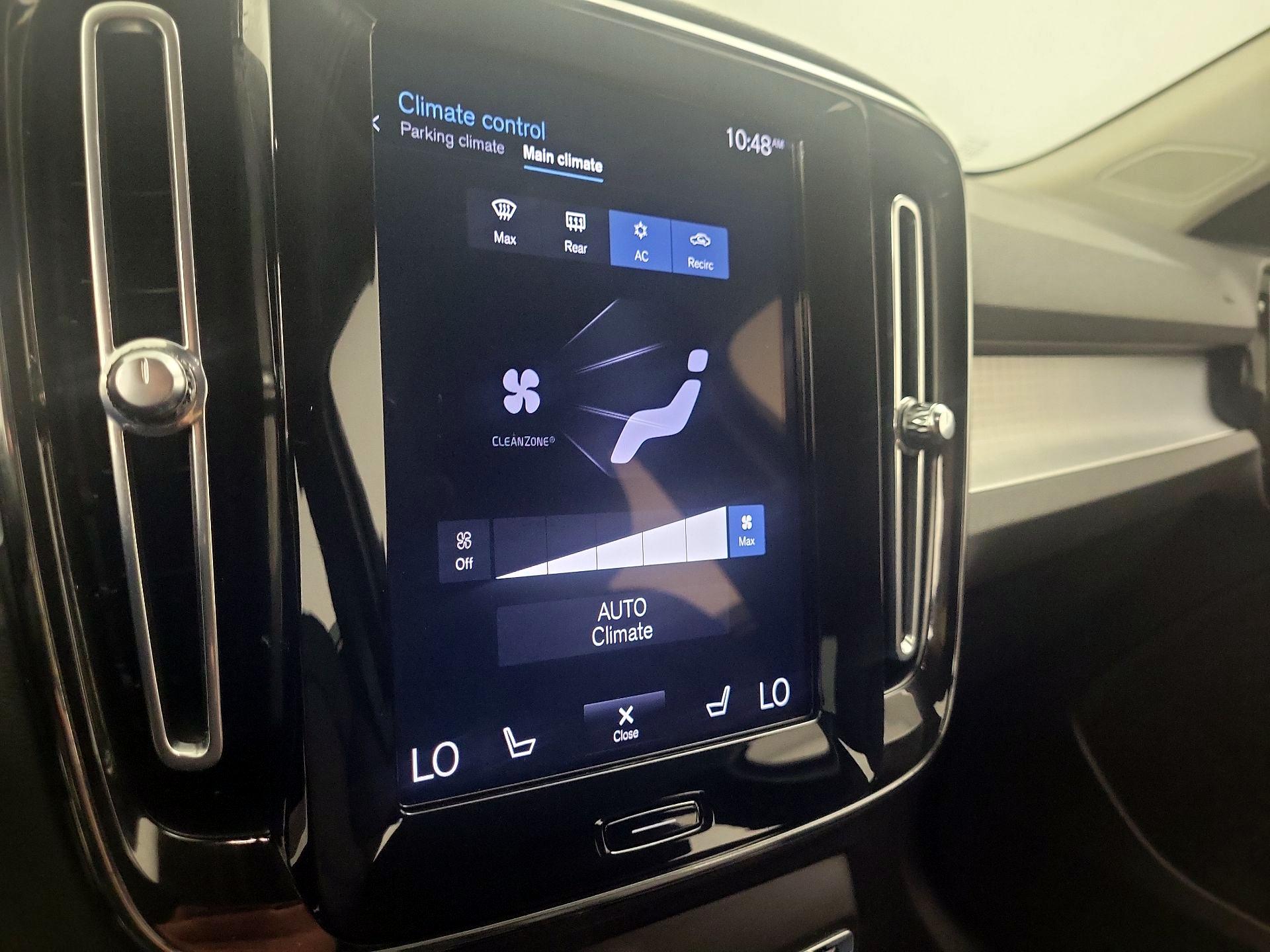 Thumbnail: 2022 Volvo XC40 - 17