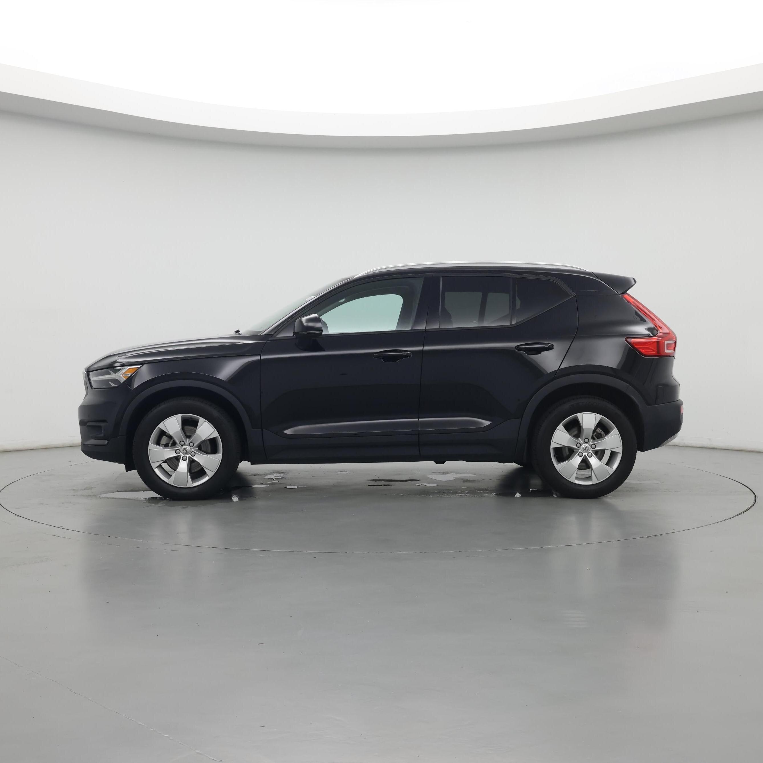 Thumbnail: 2022 Volvo XC40 - 3