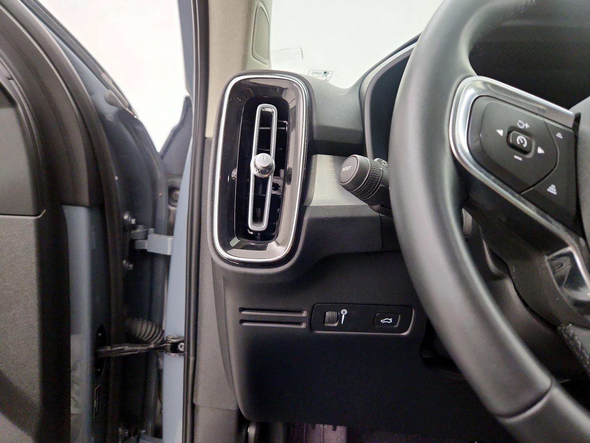 Thumbnail: 2022 Volvo XC40 - 13