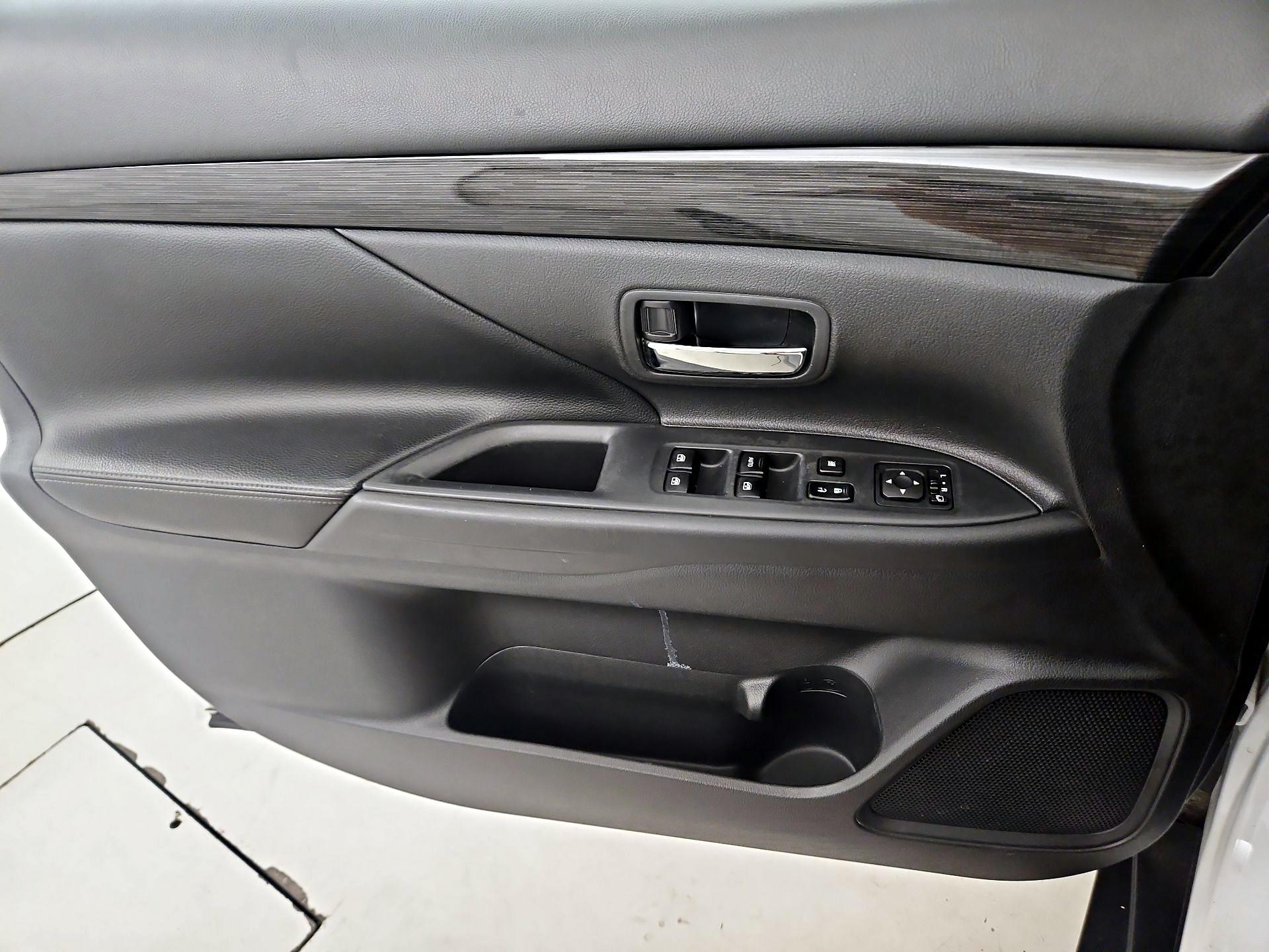 Thumbnail: 2017 Mitsubishi Outlander - 12