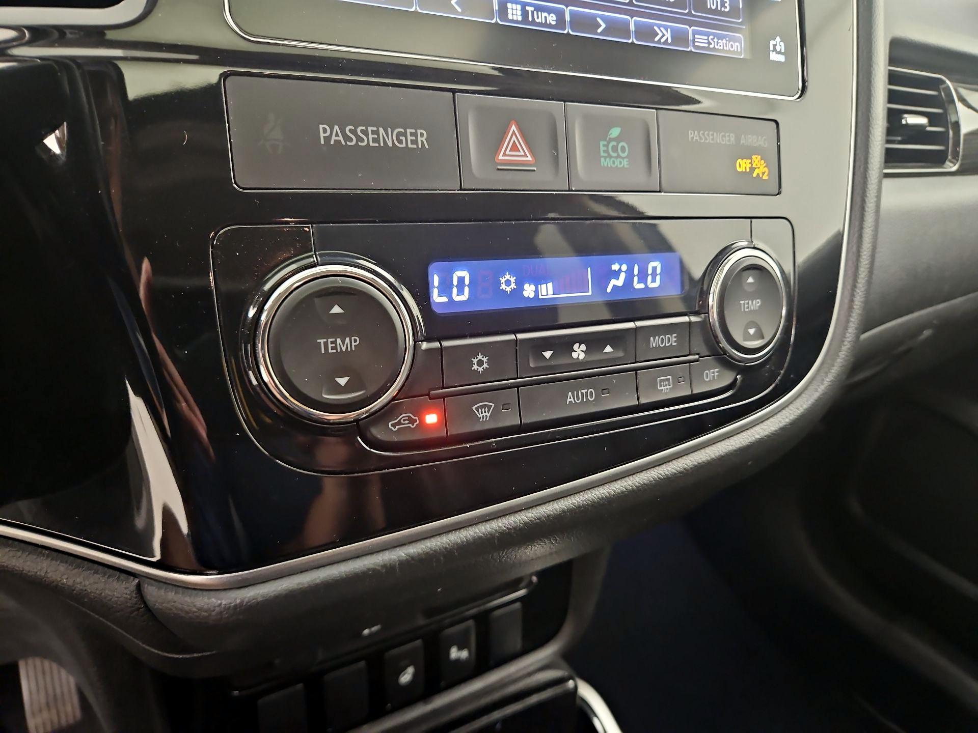 Thumbnail: 2017 Mitsubishi Outlander - 17