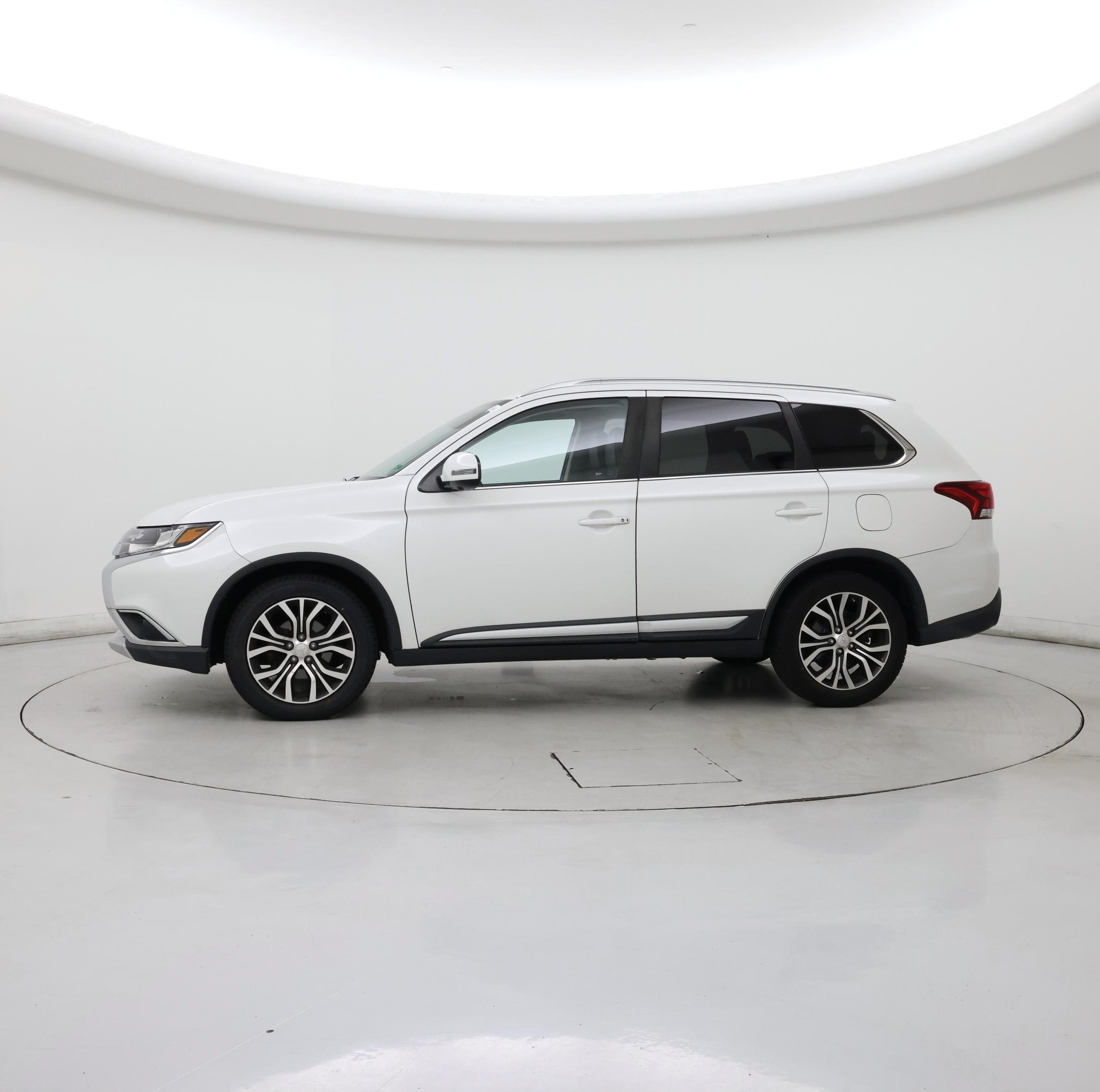 Thumbnail: 2017 Mitsubishi Outlander - 3
