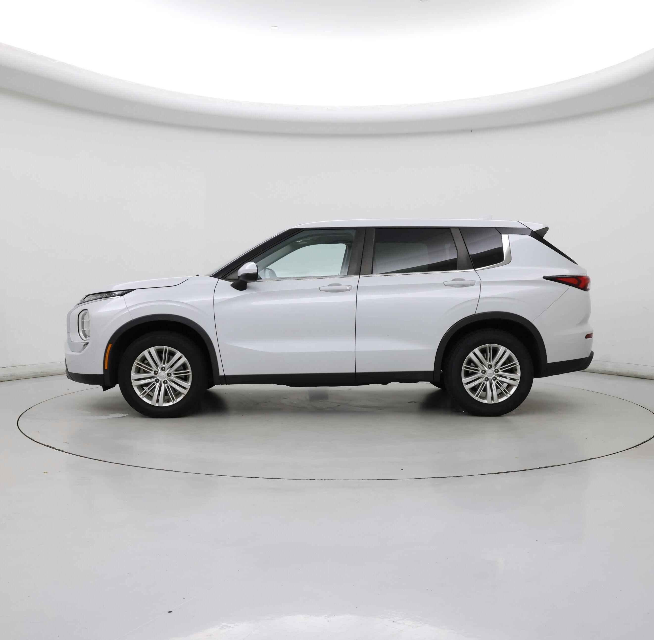 Thumbnail: 2022 Mitsubishi Outlander - 3