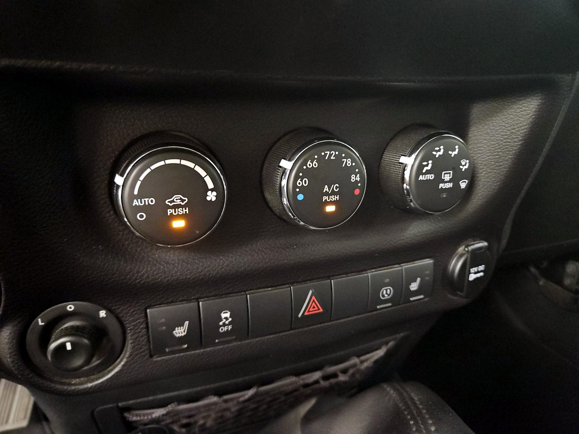 Thumbnail: 2016 Jeep Wrangler - 14