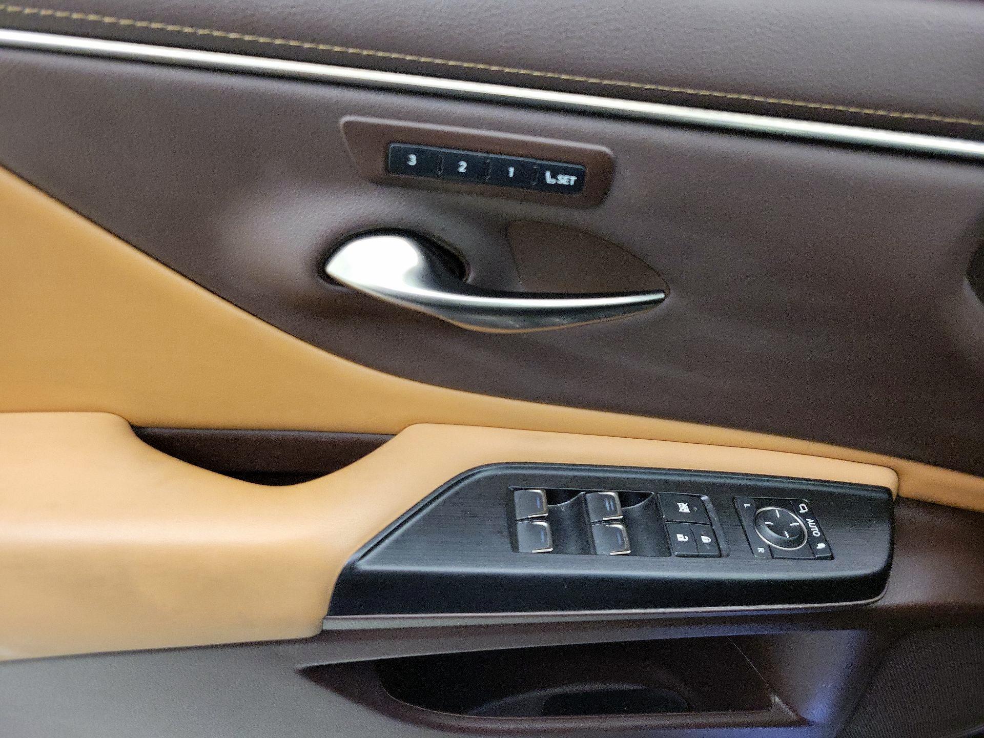 Thumbnail: 2021 Lexus ES - 12