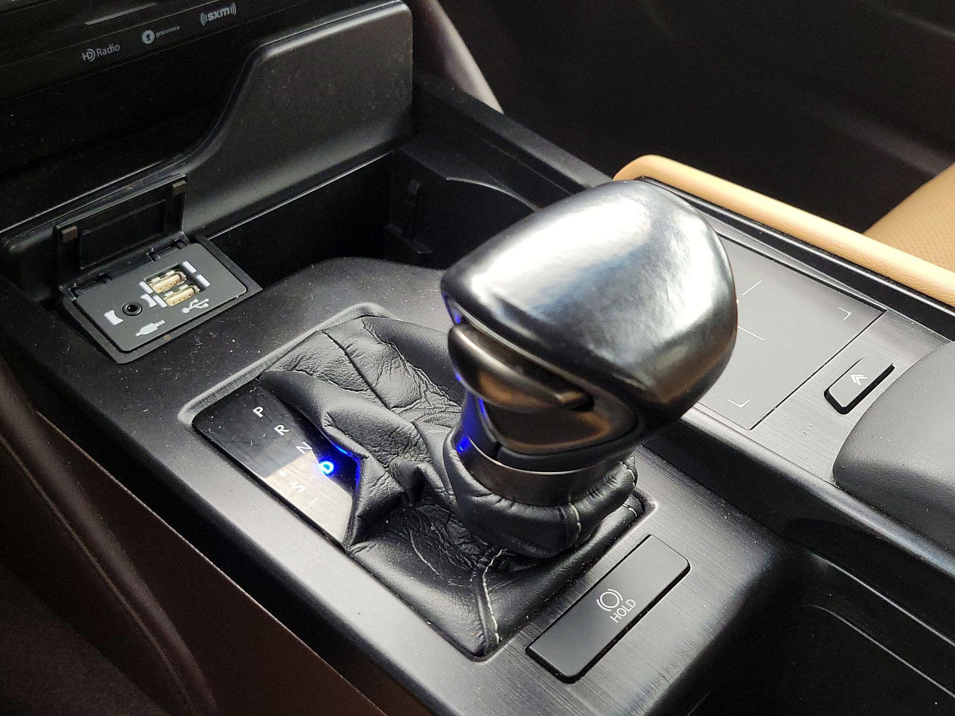 Thumbnail: 2021 Lexus ES - 18