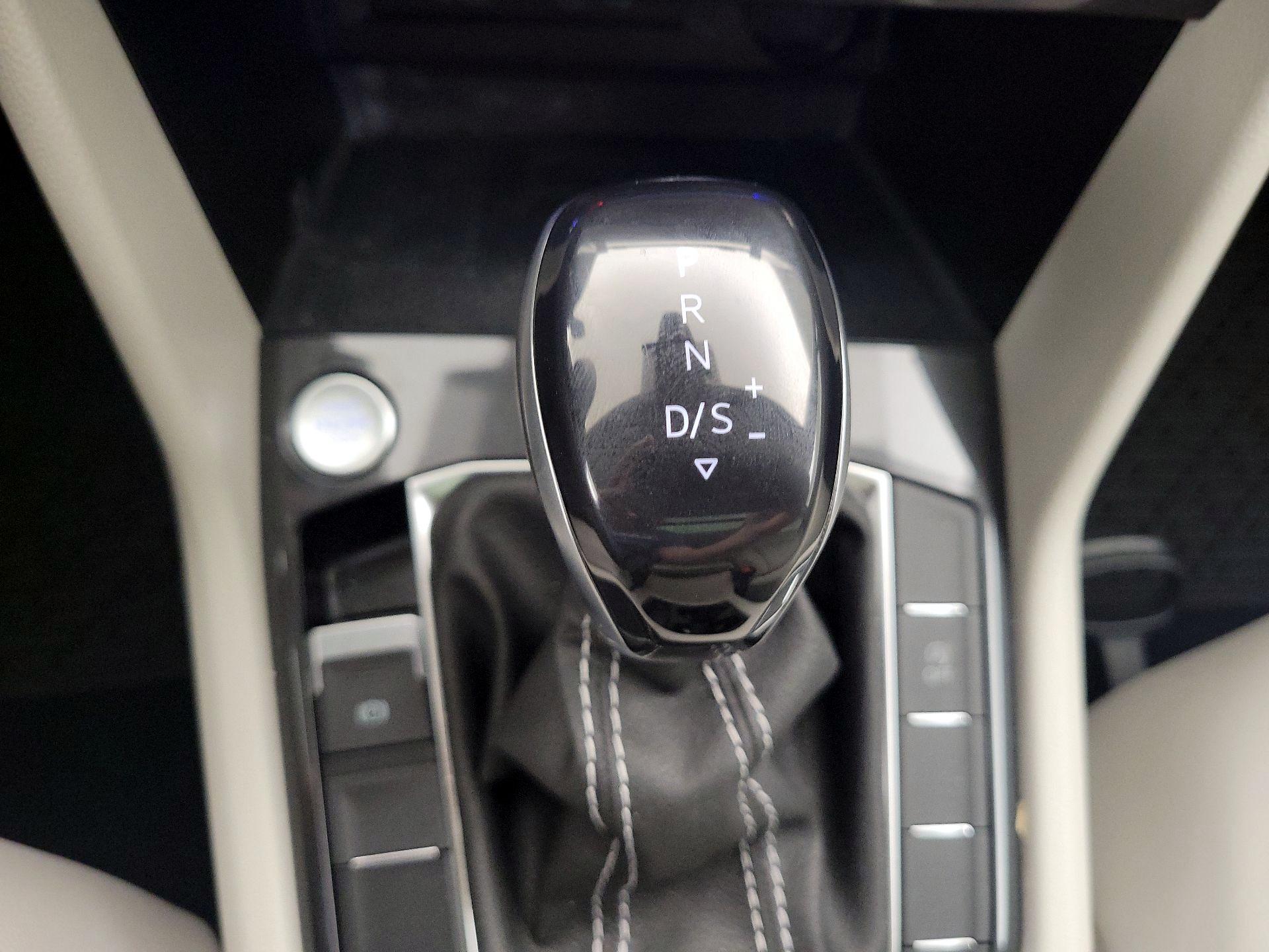 Thumbnail: 2022 Volkswagen Tiguan - 17