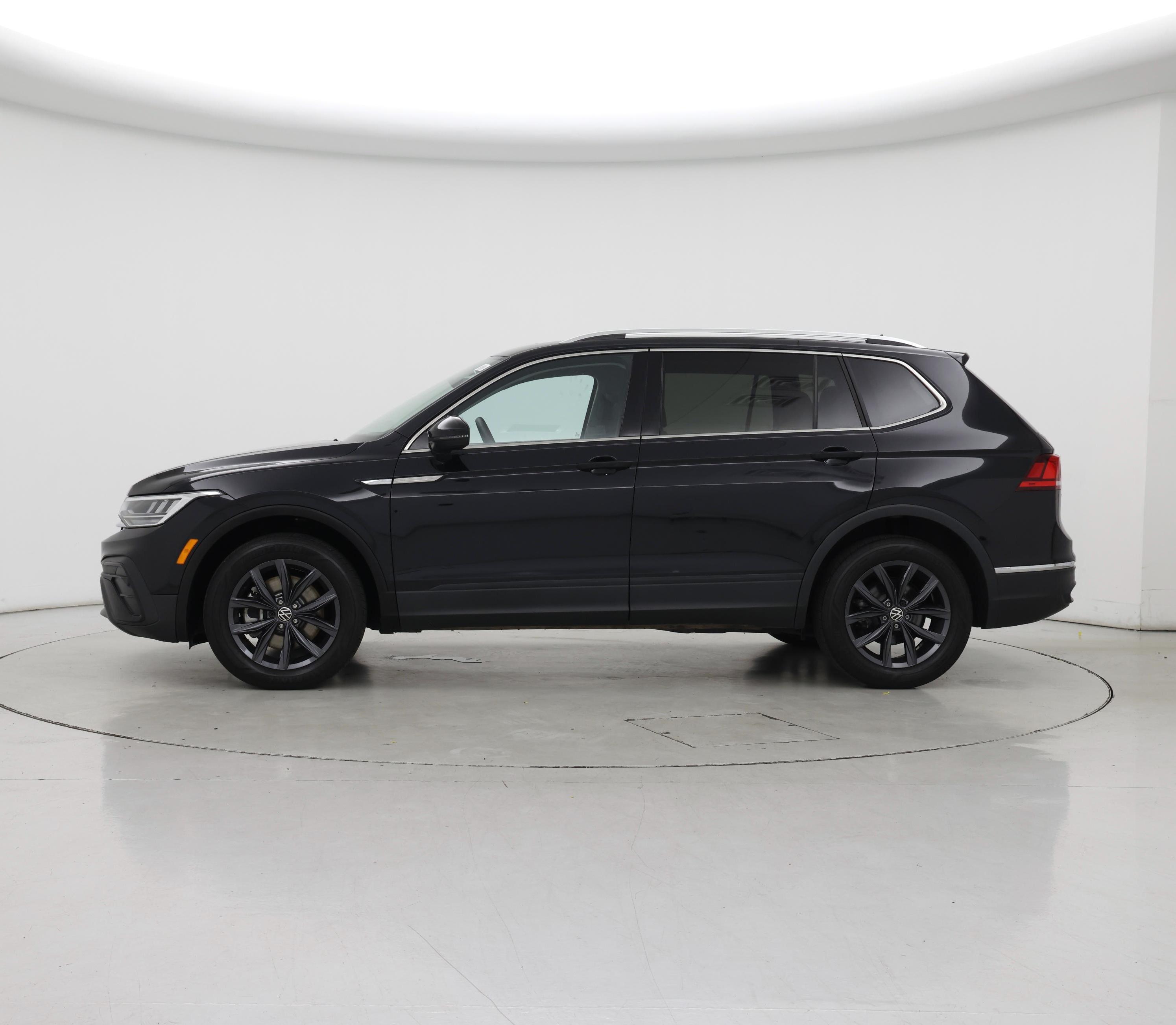 Thumbnail: 2022 Volkswagen Tiguan - 3