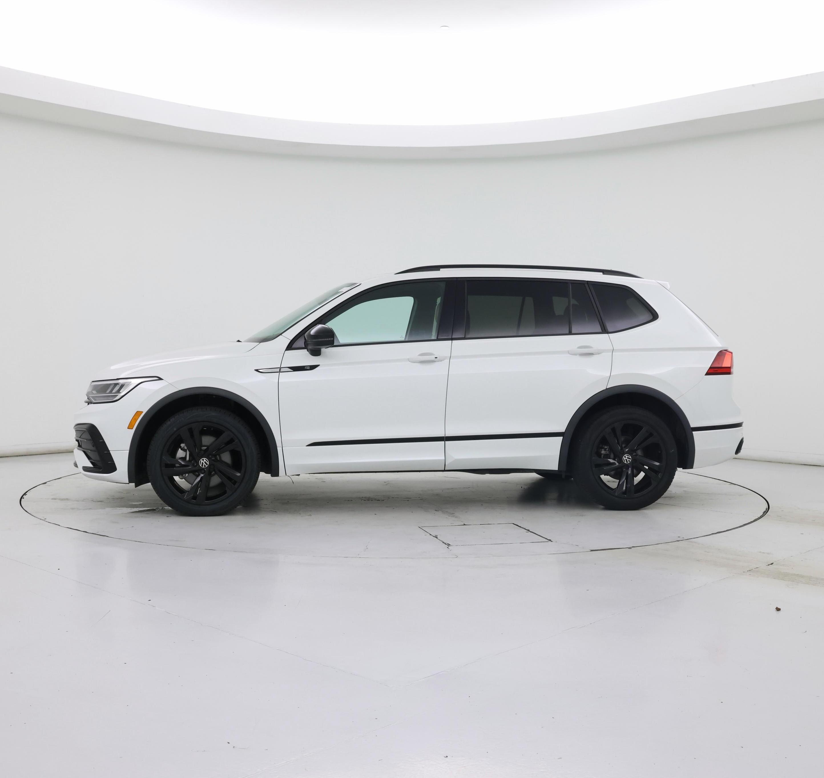 Thumbnail: 2023 Volkswagen Tiguan - 3