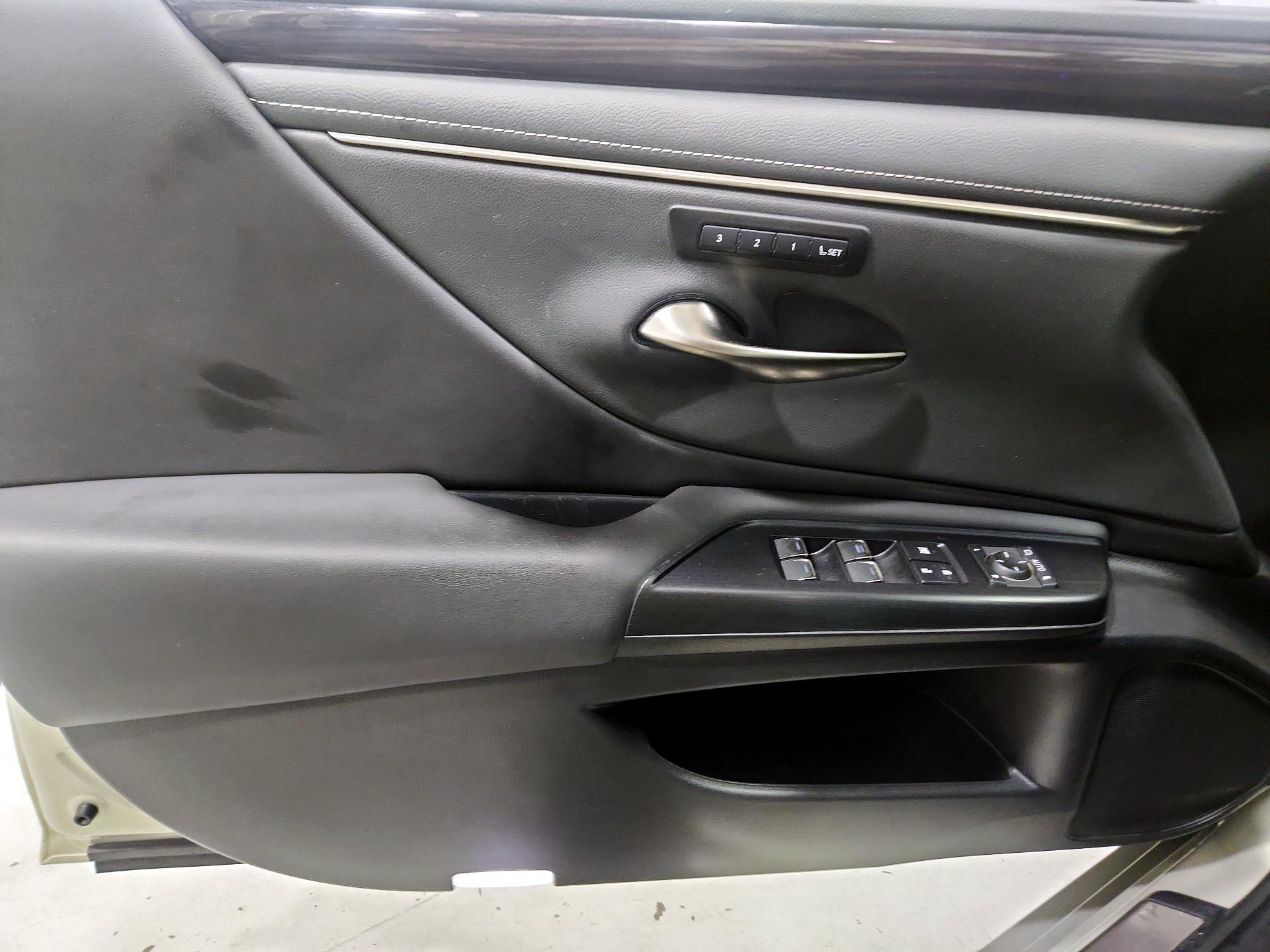 Thumbnail: 2021 Lexus ES - 12