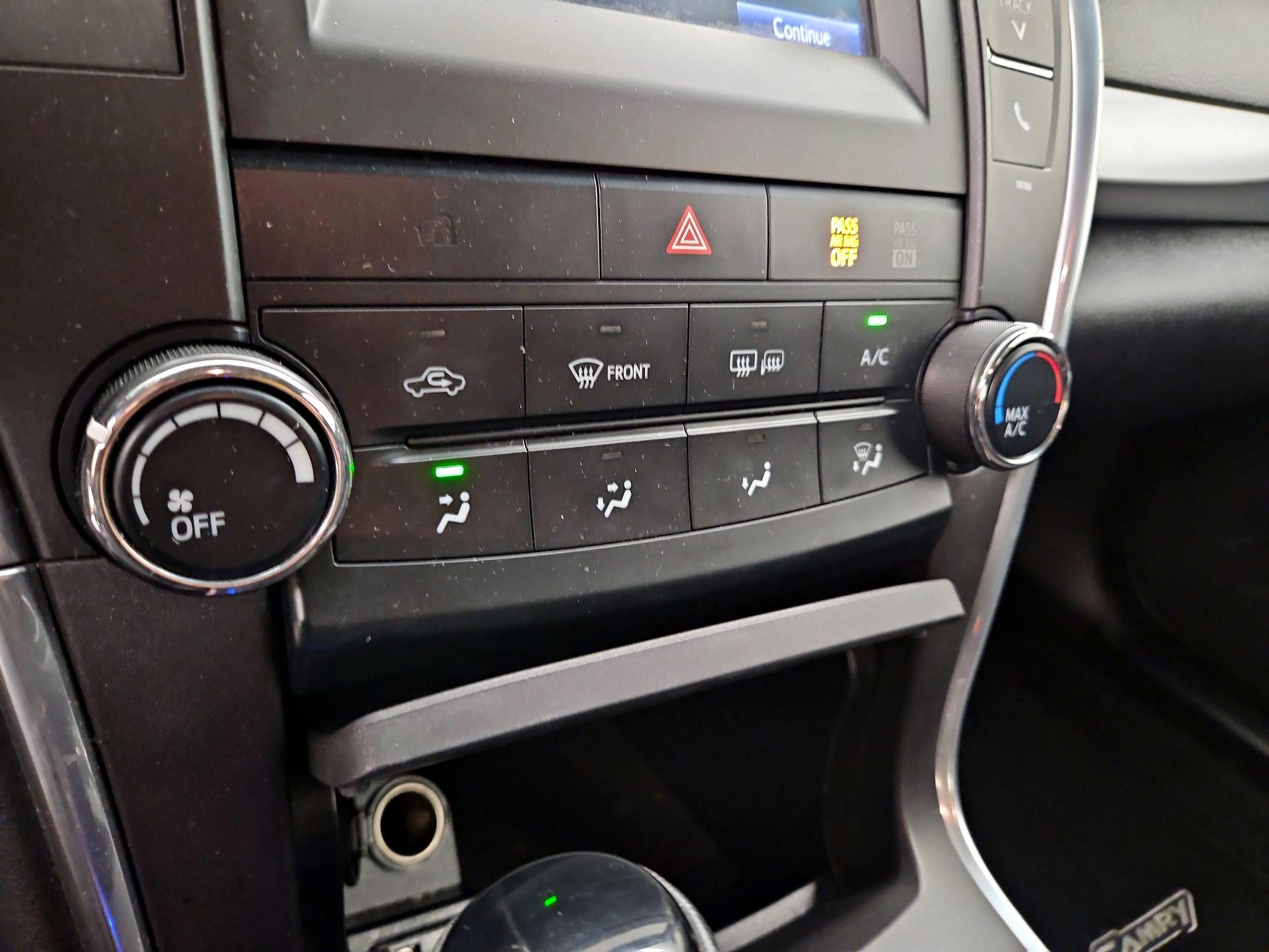 Thumbnail: 2015 Toyota Camry - 16