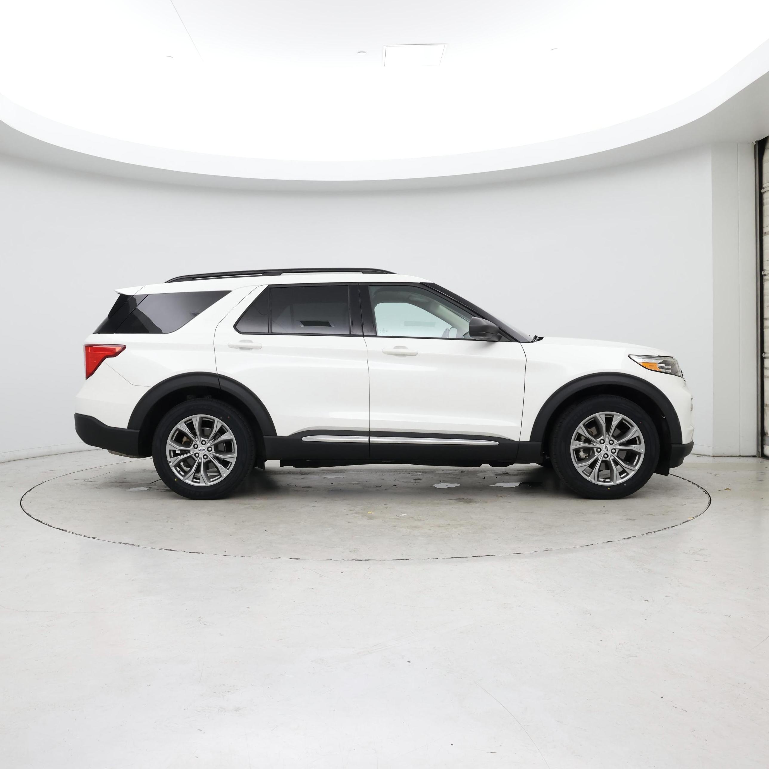 Thumbnail: 2022 Ford Explorer - 7