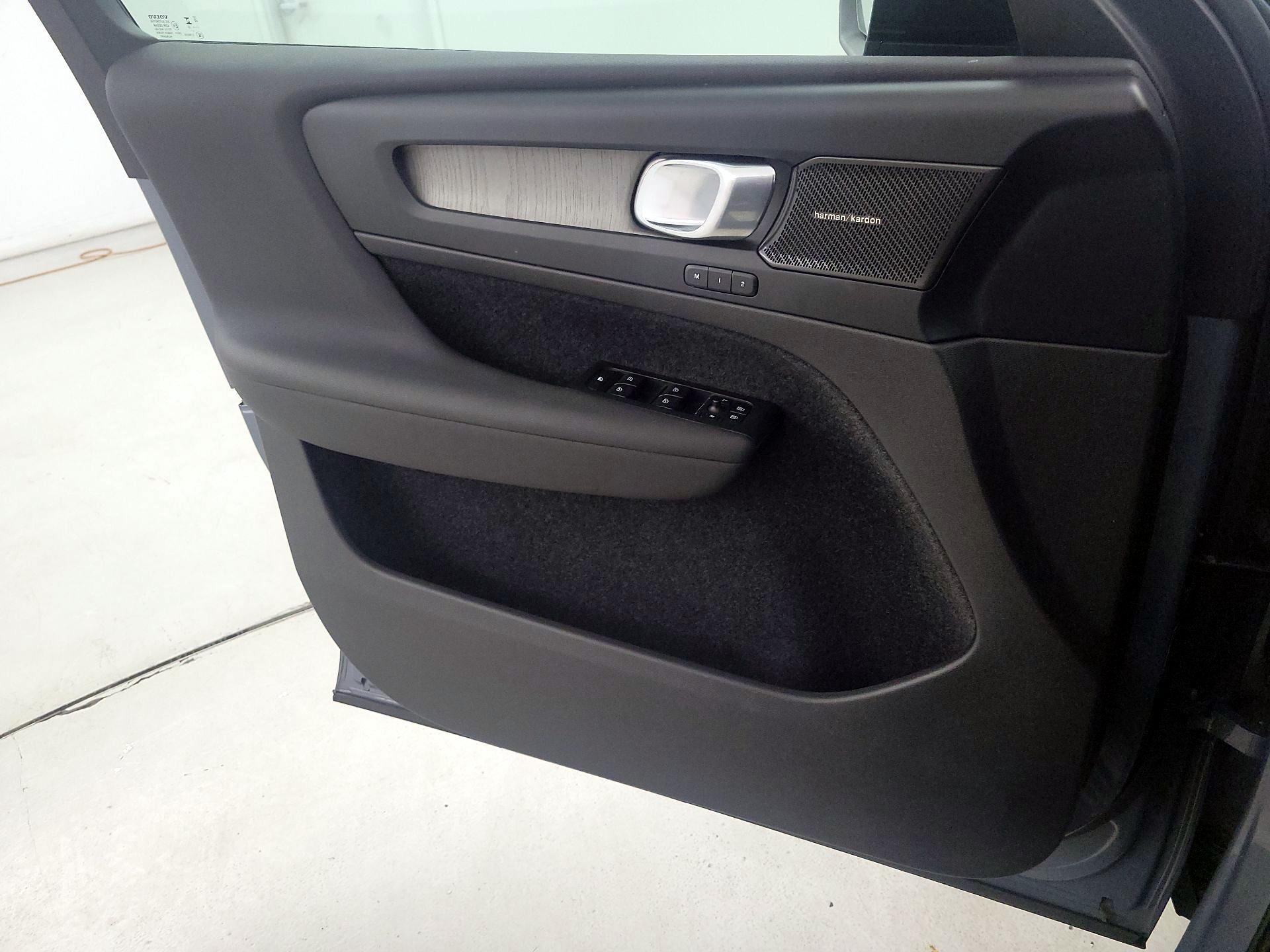 Thumbnail: 2023 Volvo XC40 - 12