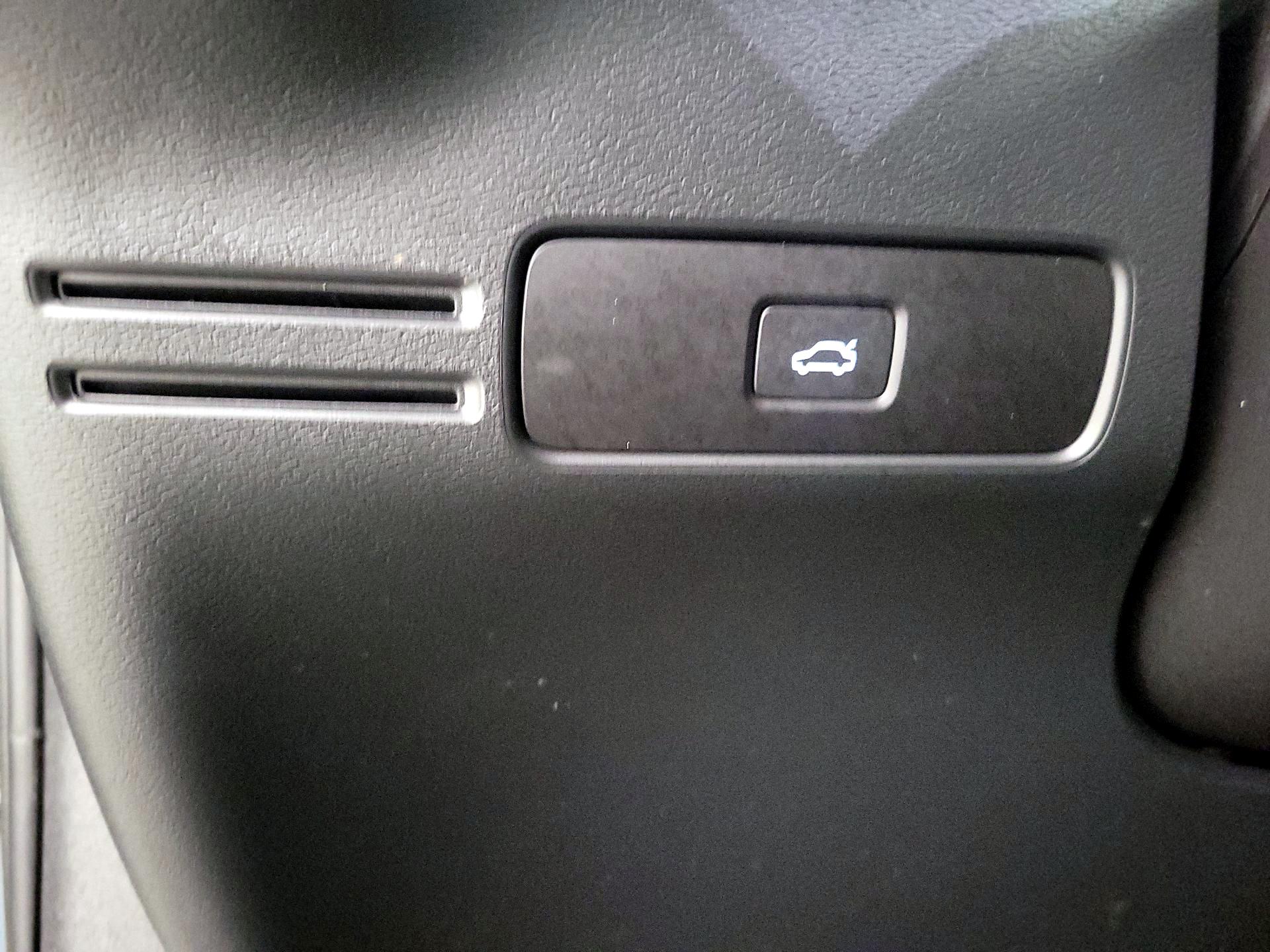 Thumbnail: 2023 Volvo XC40 - 13