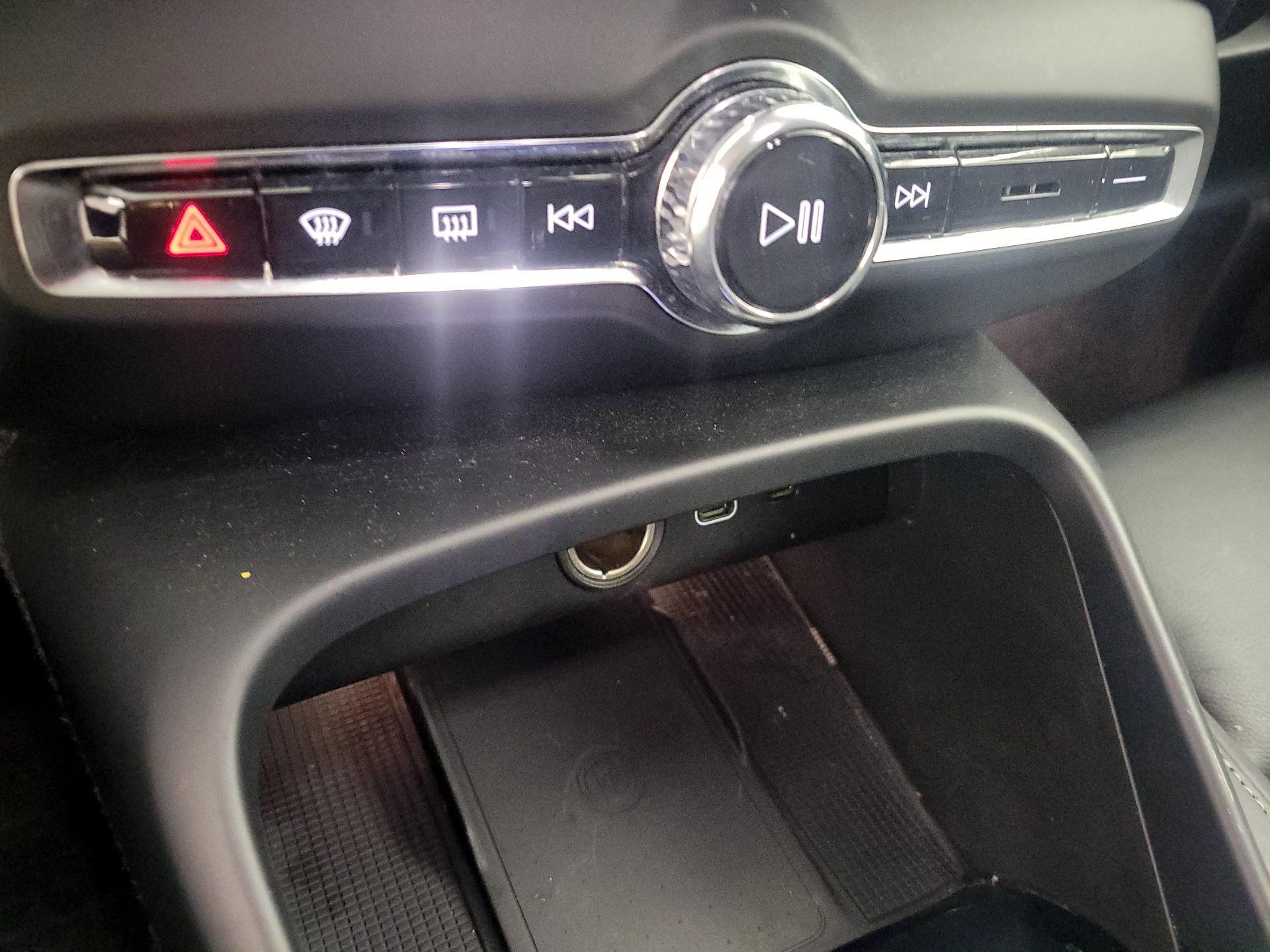 Thumbnail: 2023 Volvo XC40 - 17