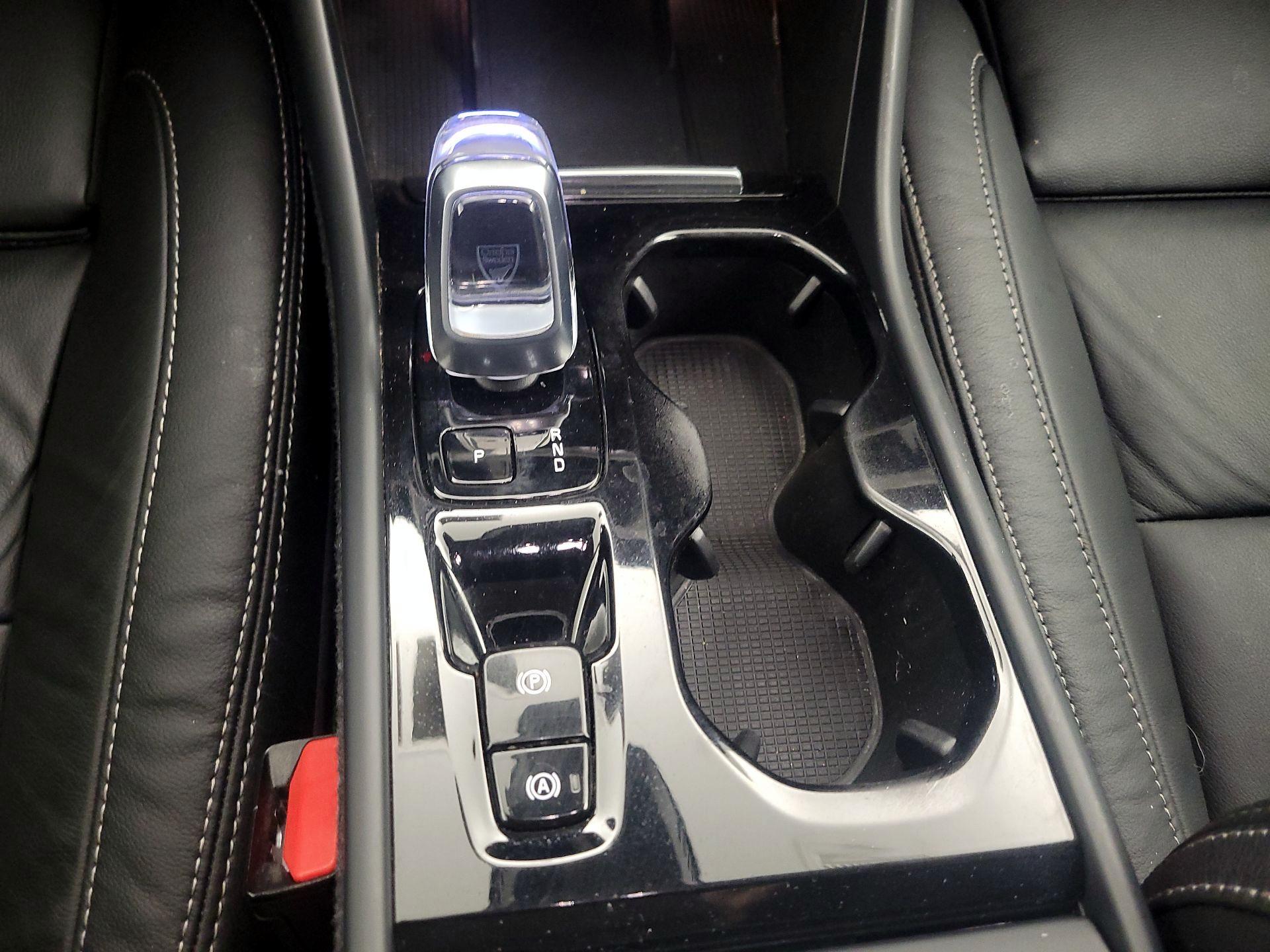 Thumbnail: 2023 Volvo XC40 - 18