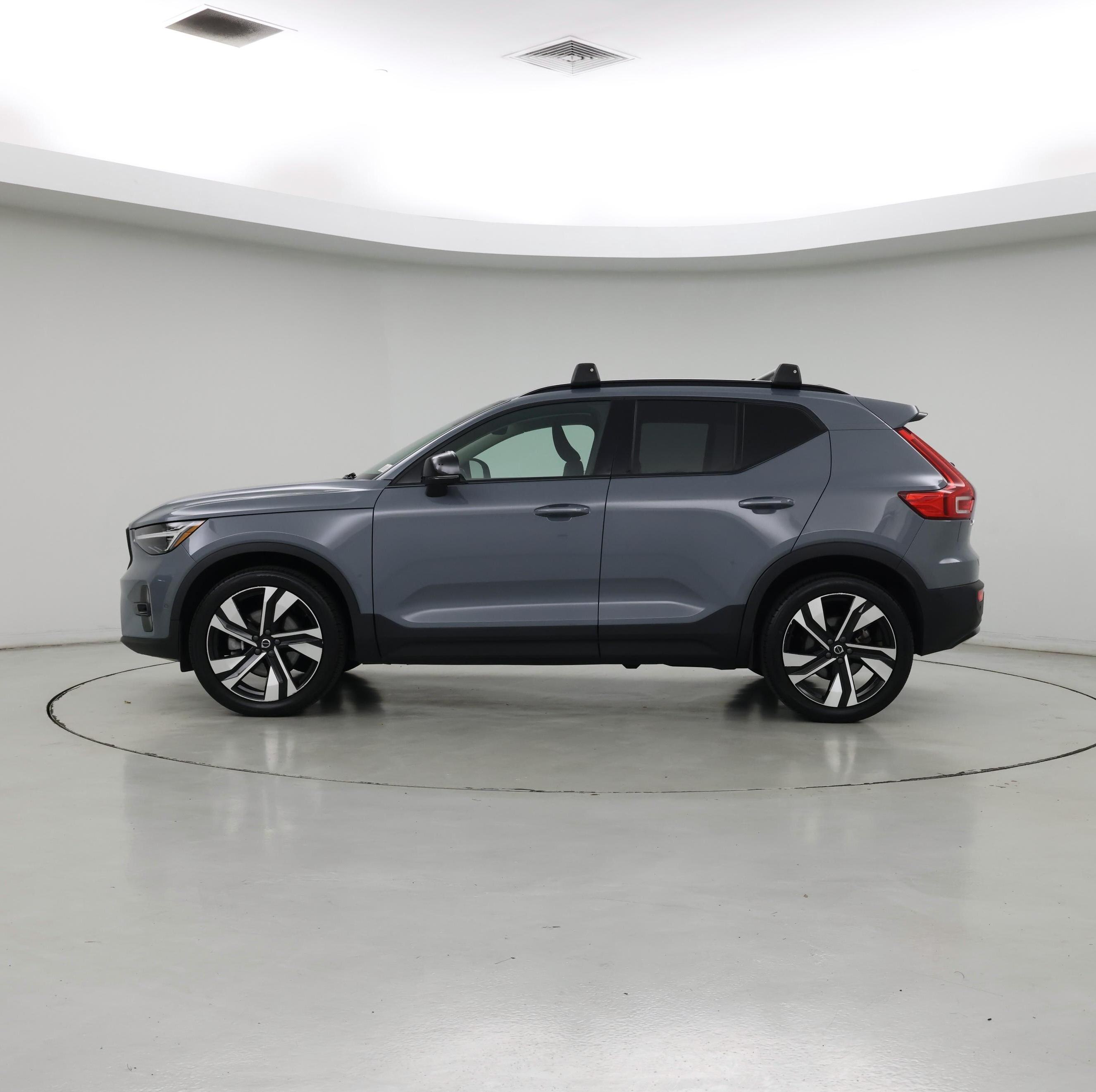 Thumbnail: 2023 Volvo XC40 - 3