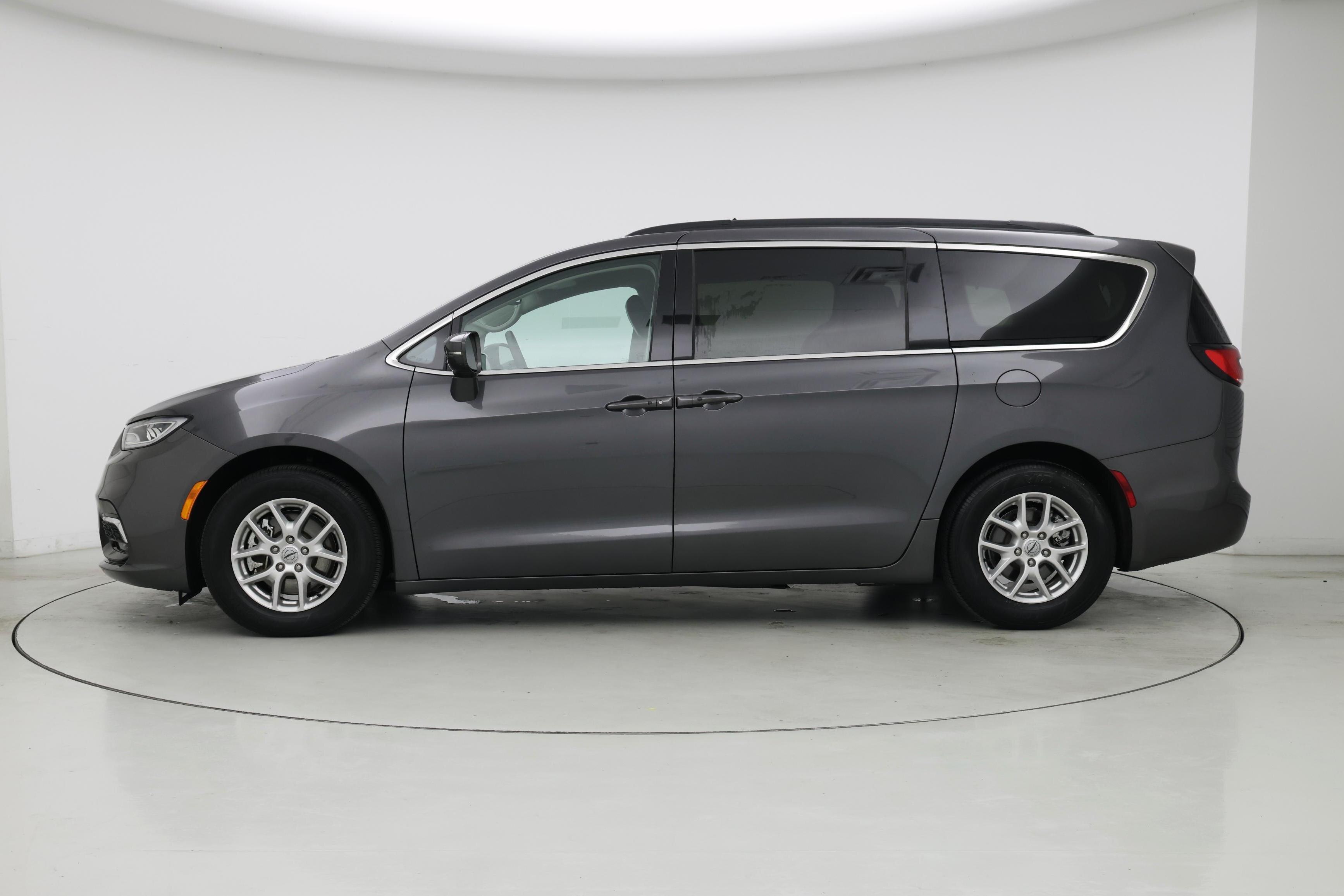 Thumbnail: 2022 Chrysler Pacifica - 3