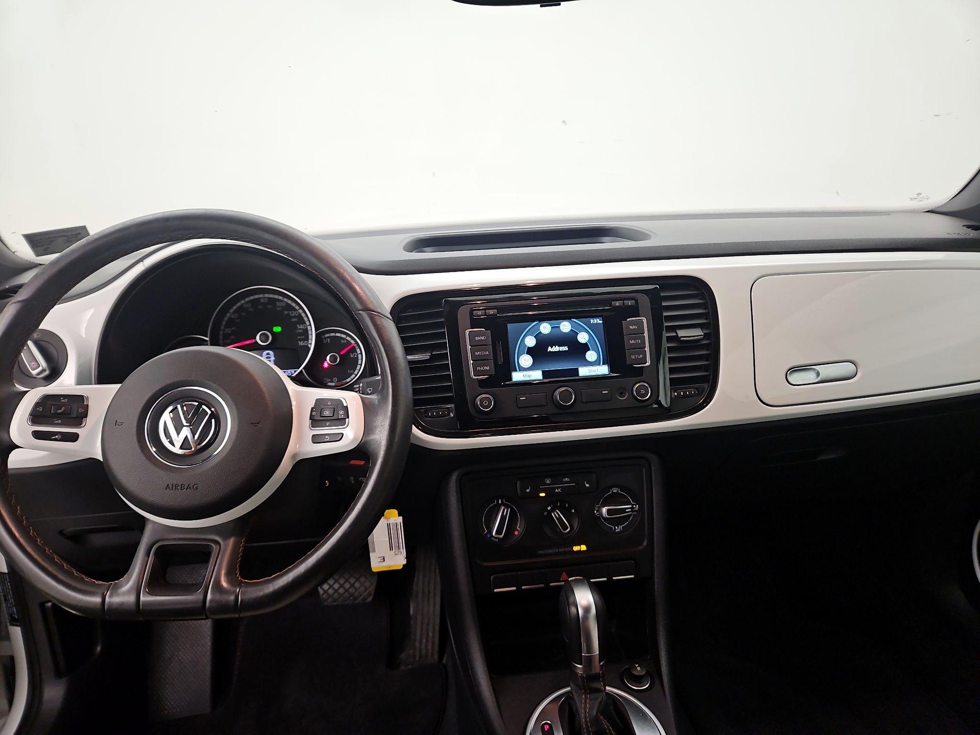 Thumbnail: 2015 Volkswagen Beetle - 9