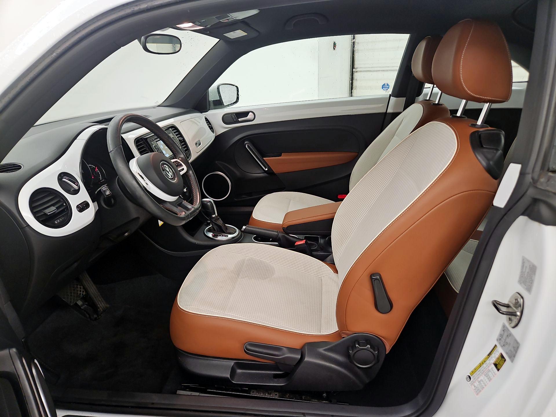 Thumbnail: 2015 Volkswagen Beetle - 11