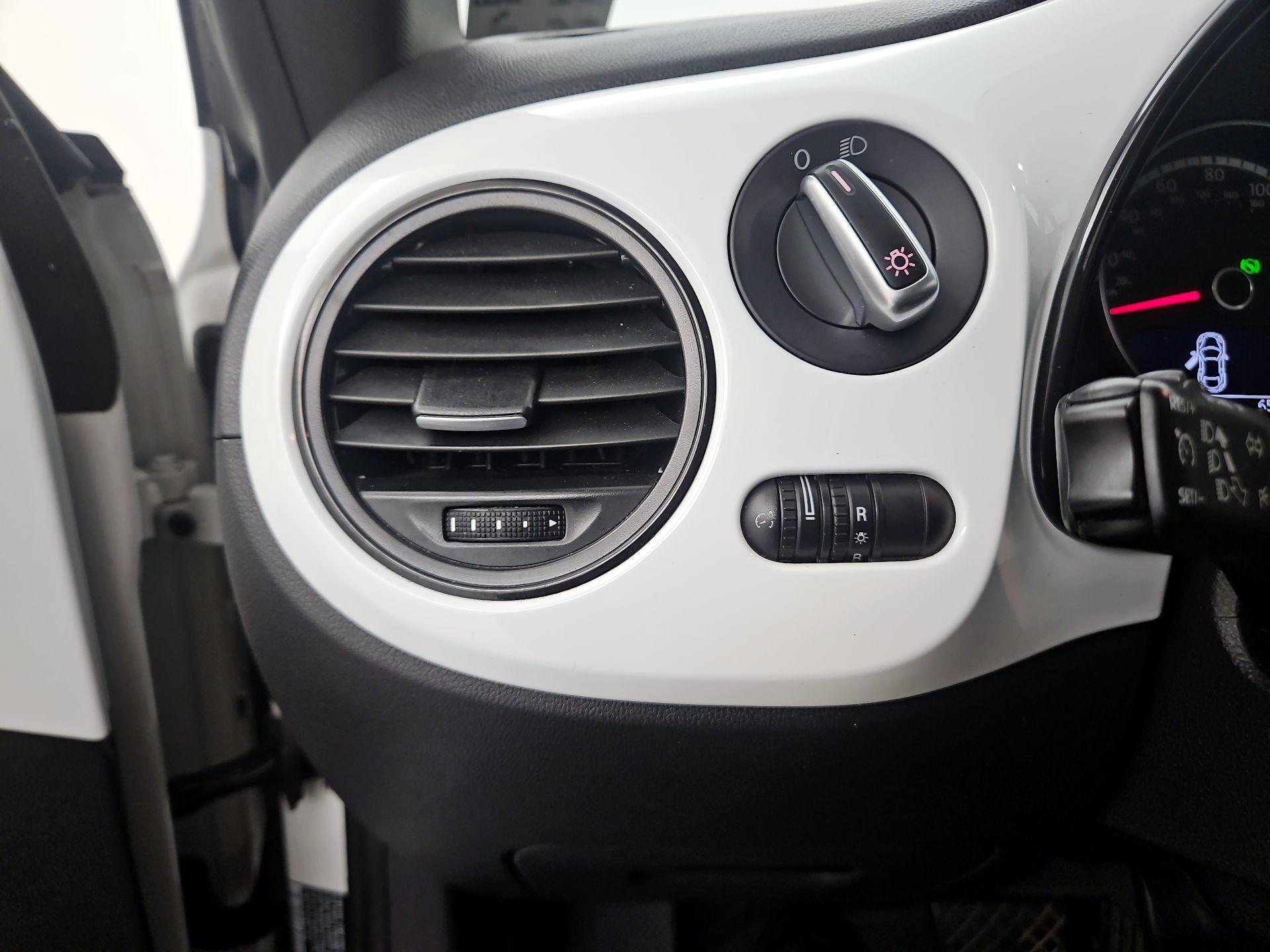 Thumbnail: 2015 Volkswagen Beetle - 13