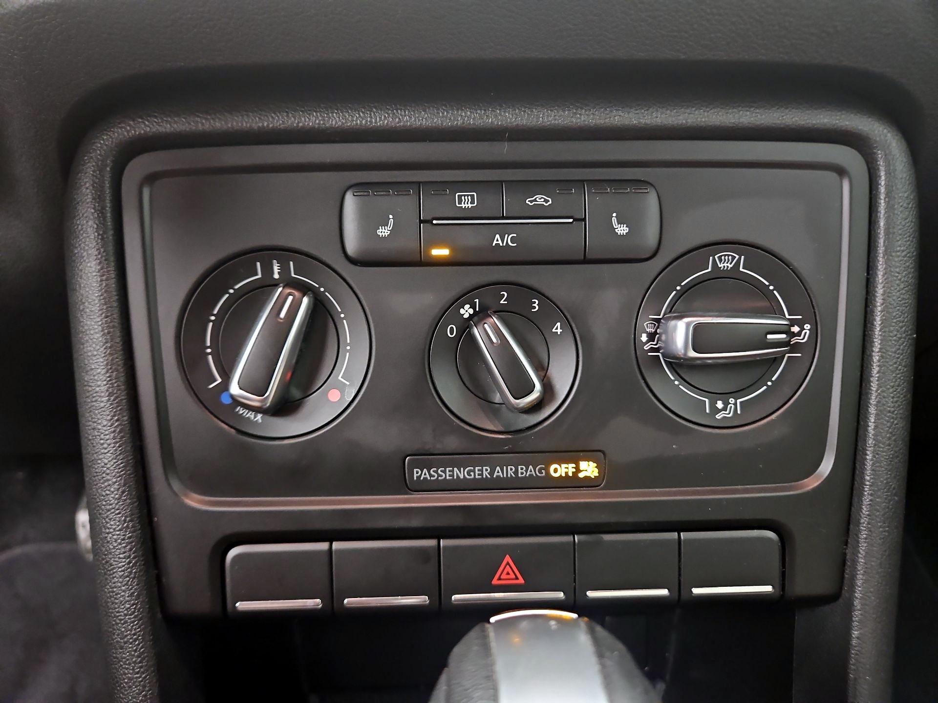 Thumbnail: 2015 Volkswagen Beetle - 16