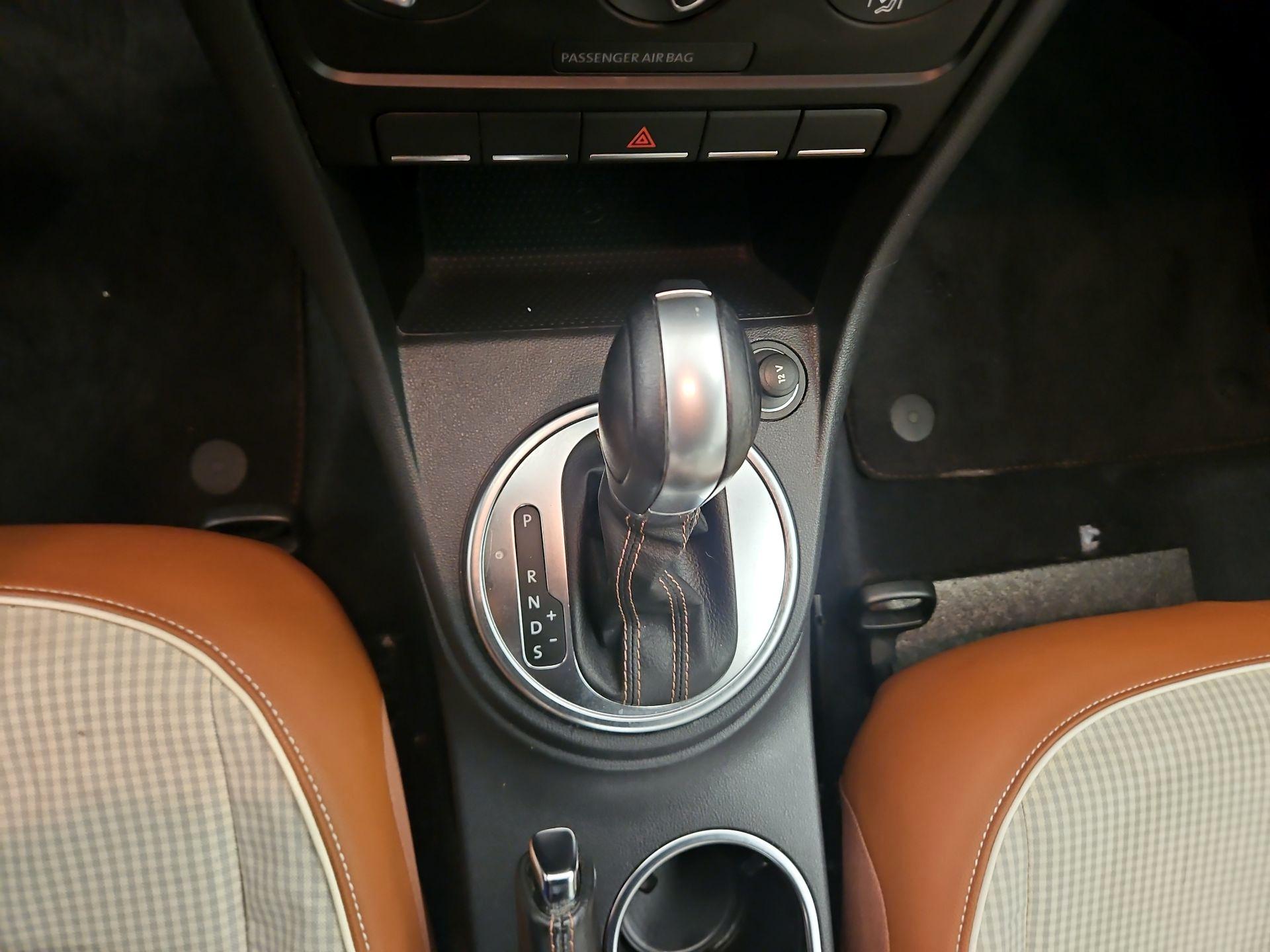 Thumbnail: 2015 Volkswagen Beetle - 17