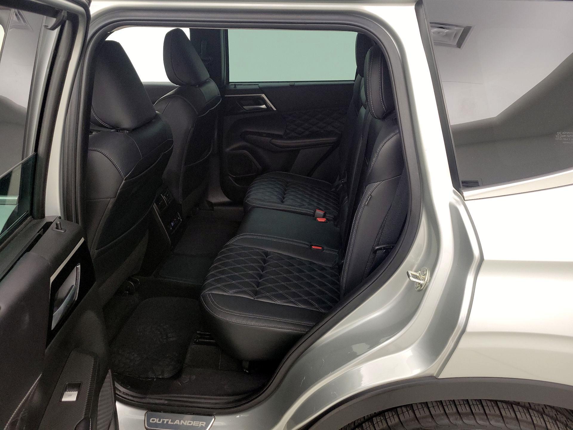 Thumbnail: 2023 Mitsubishi Outlander - 20