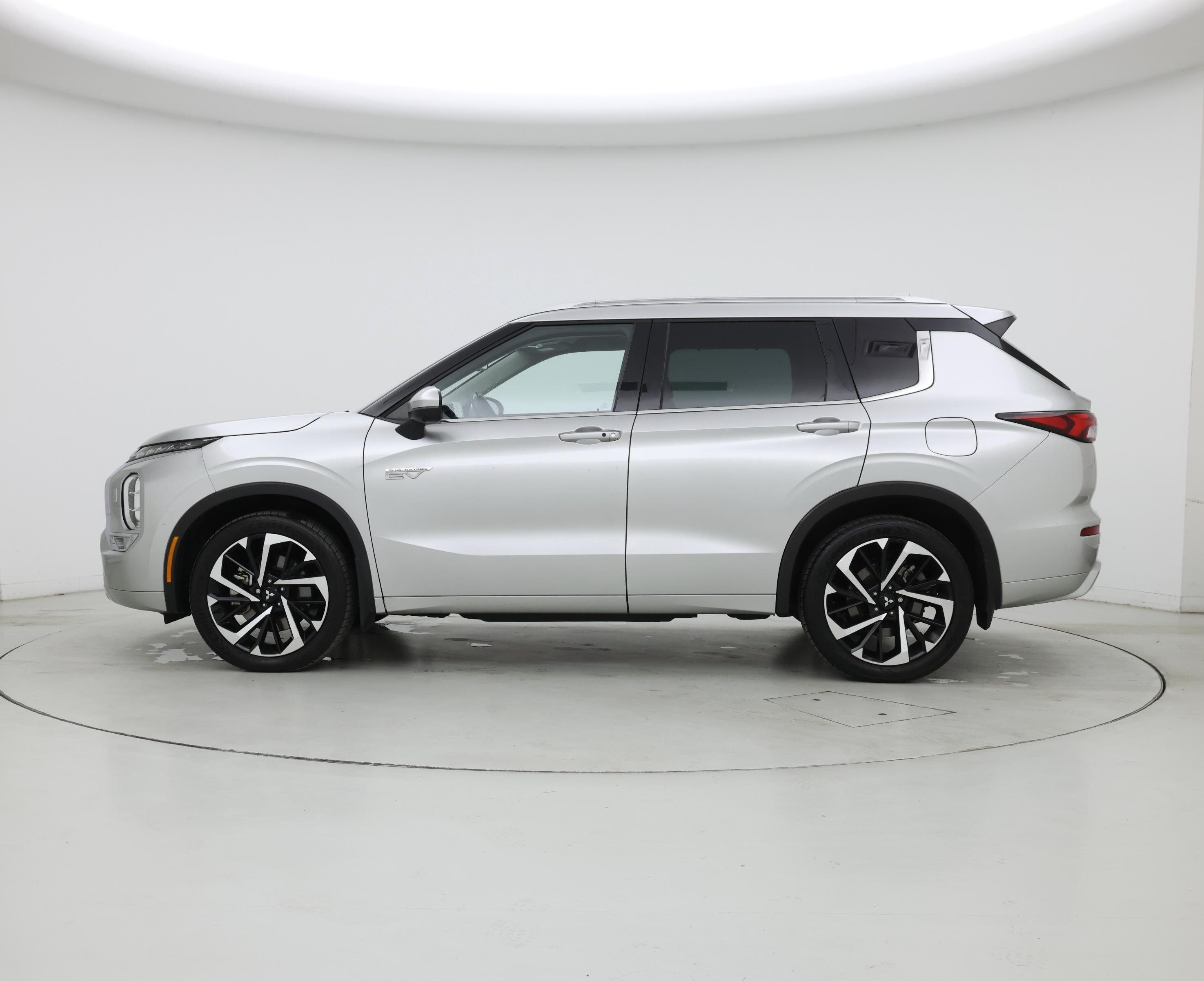 Thumbnail: 2023 Mitsubishi Outlander - 3