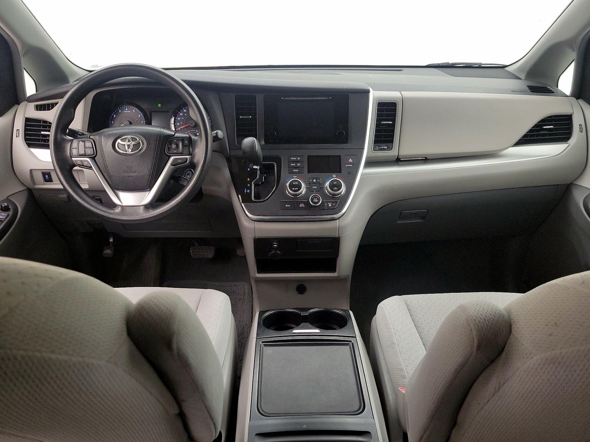 Thumbnail: 2015 Toyota Sienna - 9