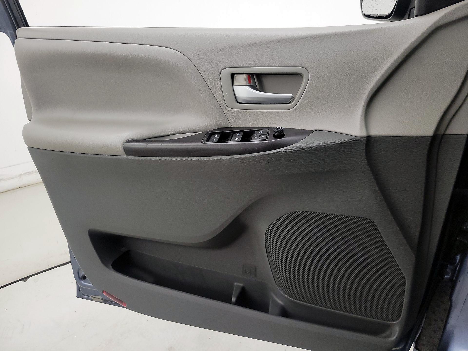 Thumbnail: 2015 Toyota Sienna - 12