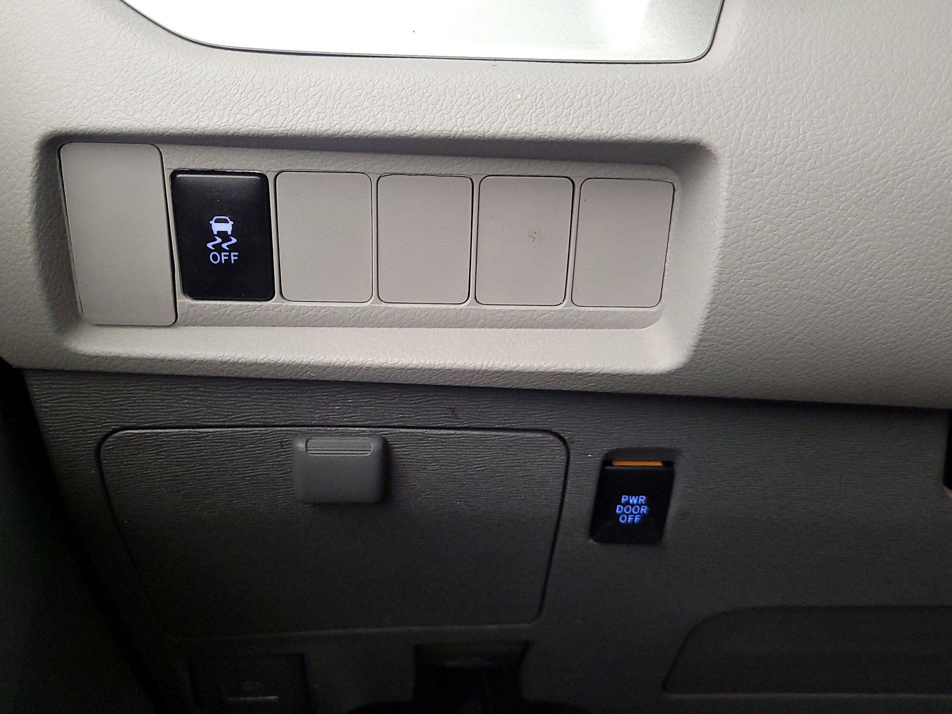 Thumbnail: 2015 Toyota Sienna - 13