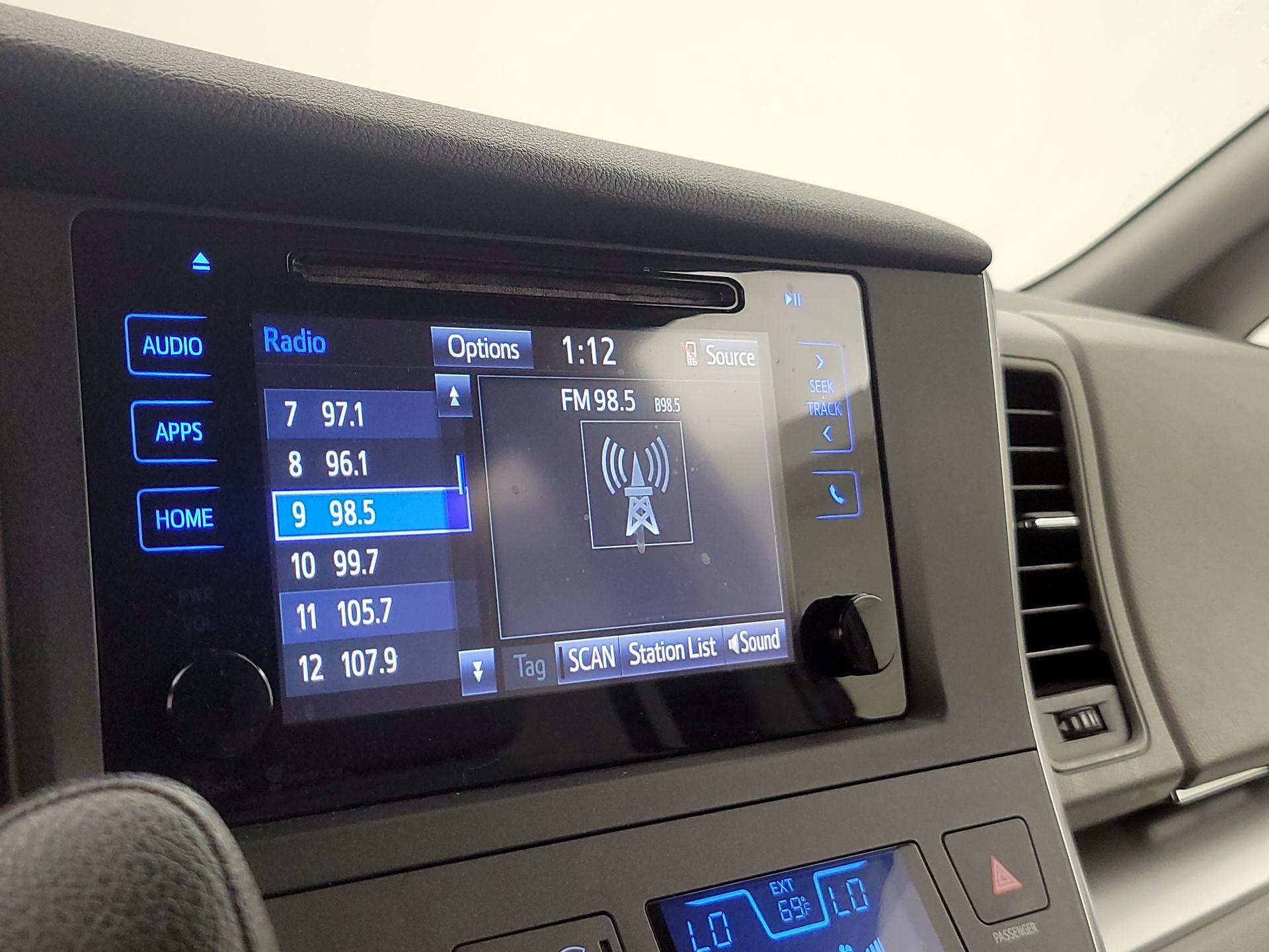 Thumbnail: 2015 Toyota Sienna - 15