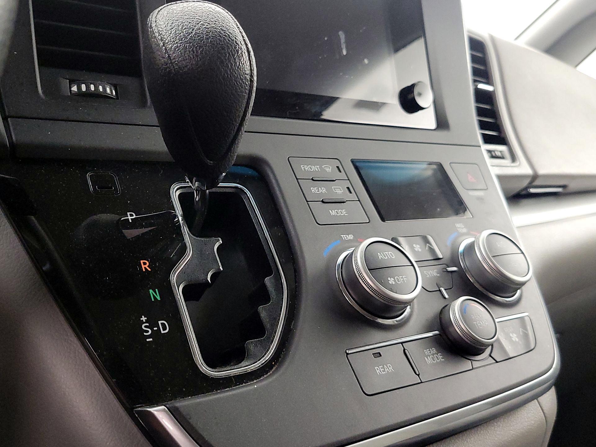 Thumbnail: 2015 Toyota Sienna - 17