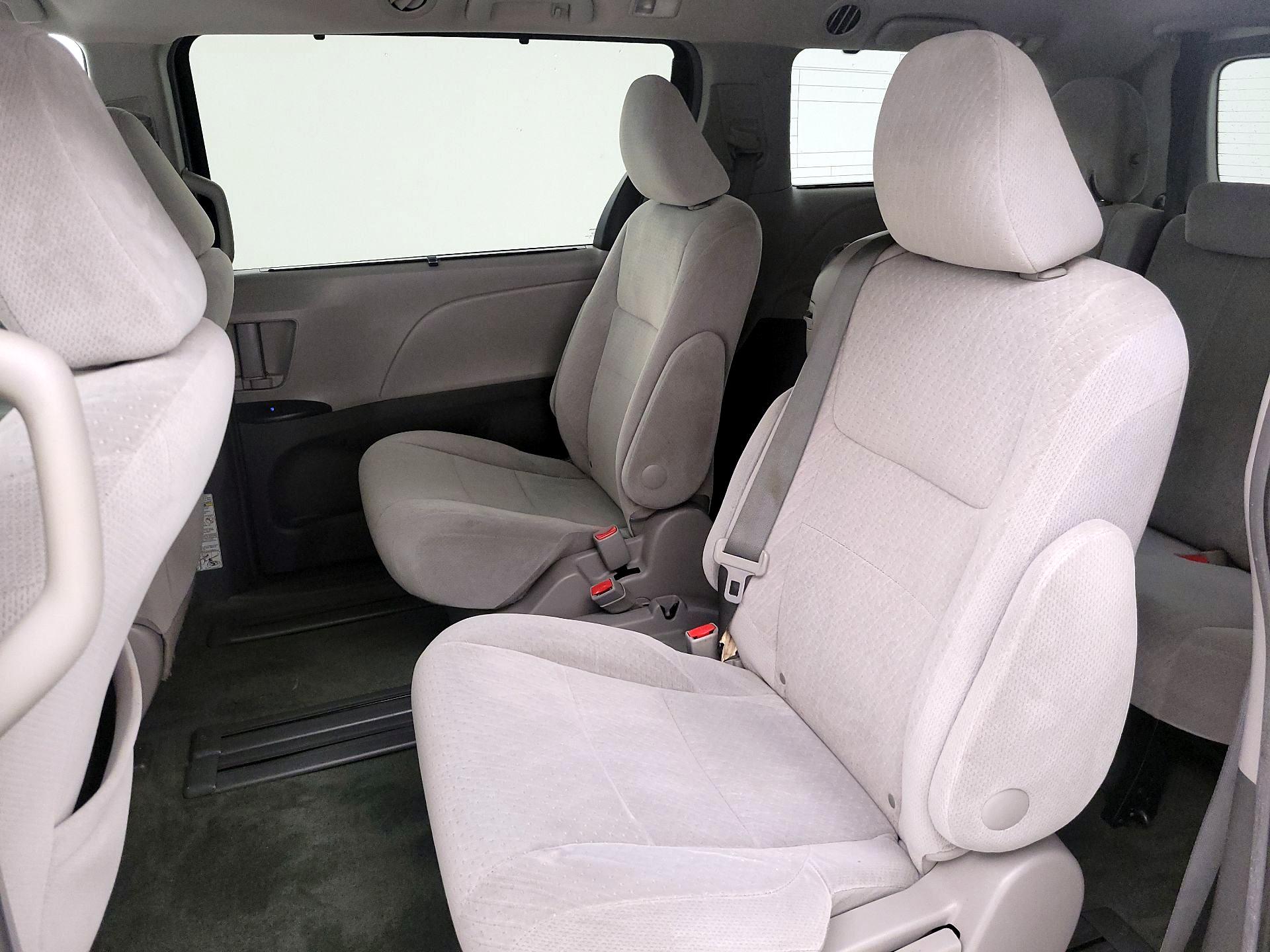 Thumbnail: 2015 Toyota Sienna - 19